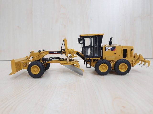 1/35 "CAT 140H LOGOLU" GREYDER MAKETİ