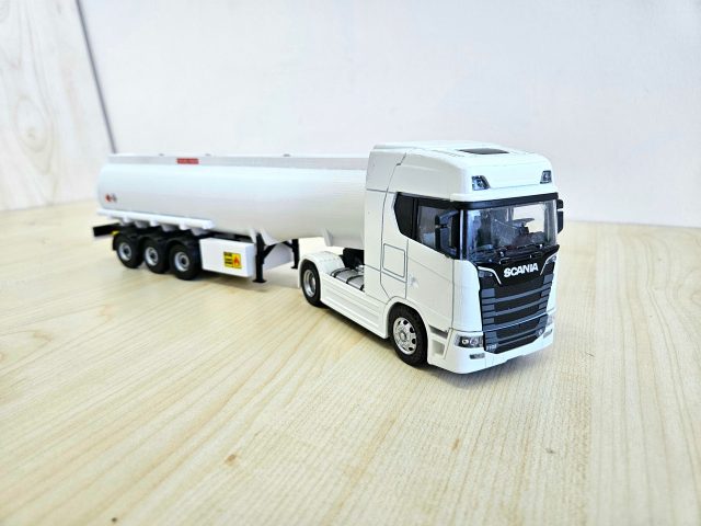 1/50 beyaz SCANIA 770S TANKER DORSELİ TIR MAKETİ
