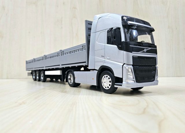 1/32 WELLY GRİ VOLVO FH4 GRİ SAL DORSELİ TIR MAKETİ