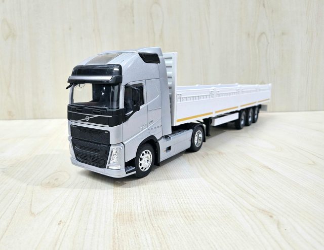 1/32 WELLY GRİ VOLVO FH4 BEYAZ SAL DORSELİ TIR MAKETİ