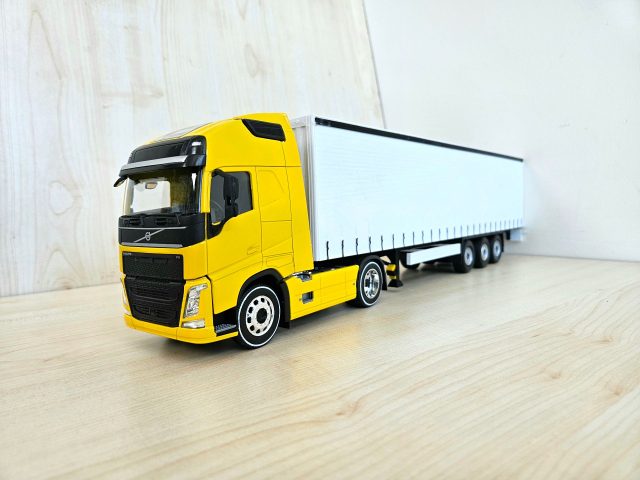1/32 WELLY SARI VOLVO FH4 TENTE DORSELİ TIR MAKETİ