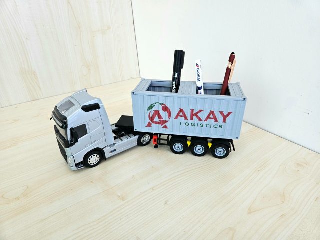 1/32 WELLY GRİ VOLVO FH4 KALEMLİKLİ KONTEYNER DORSELİ TIR MAKETİ