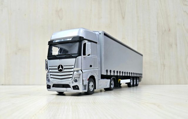 1/36 GRİ MERCEDES ACTROS 1851 TENTE DORSELİ TIR MAKETİ
