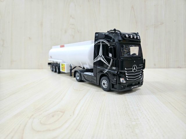 1/36 SİYAH MERCEDES ACTROS 1851 TANKER DORSELİ TIR MAKETİ
