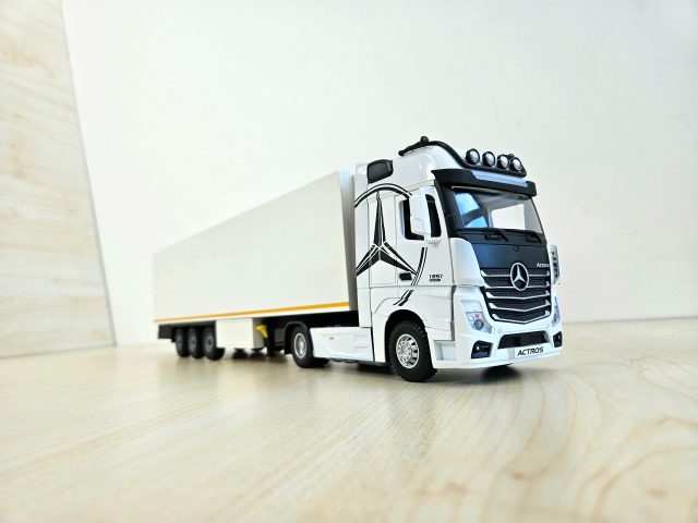 1/36 BEYAZ MERCEDES ACTROS 1851 FRIGO DORSELİ TIR MAKETİ