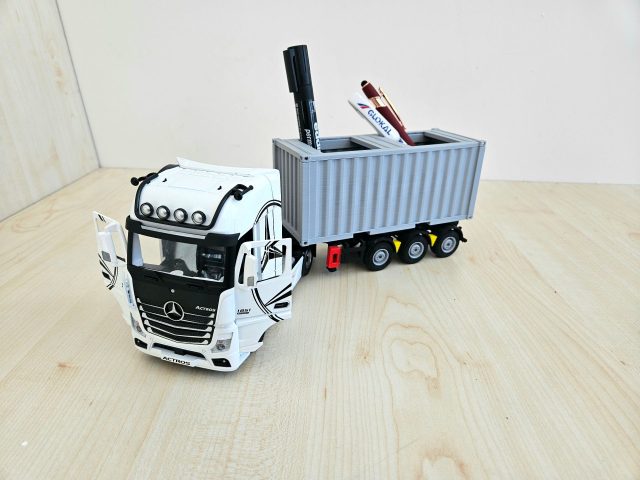 1/36 BEYAZ MERCEDES ACTROS 1851 KALEMLİKLİ KONTEYNER DORSELİ TIR MAKETİ
