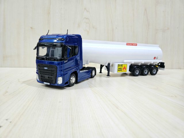 1/36 FORD F-MAX TANKER DORSELİ TIR MAKETİ