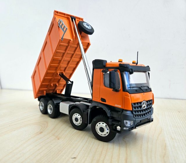 1/50 TURUNCU MERCEDES AROCS 8X4 DAMPERLİ KAMYON MAKETİ