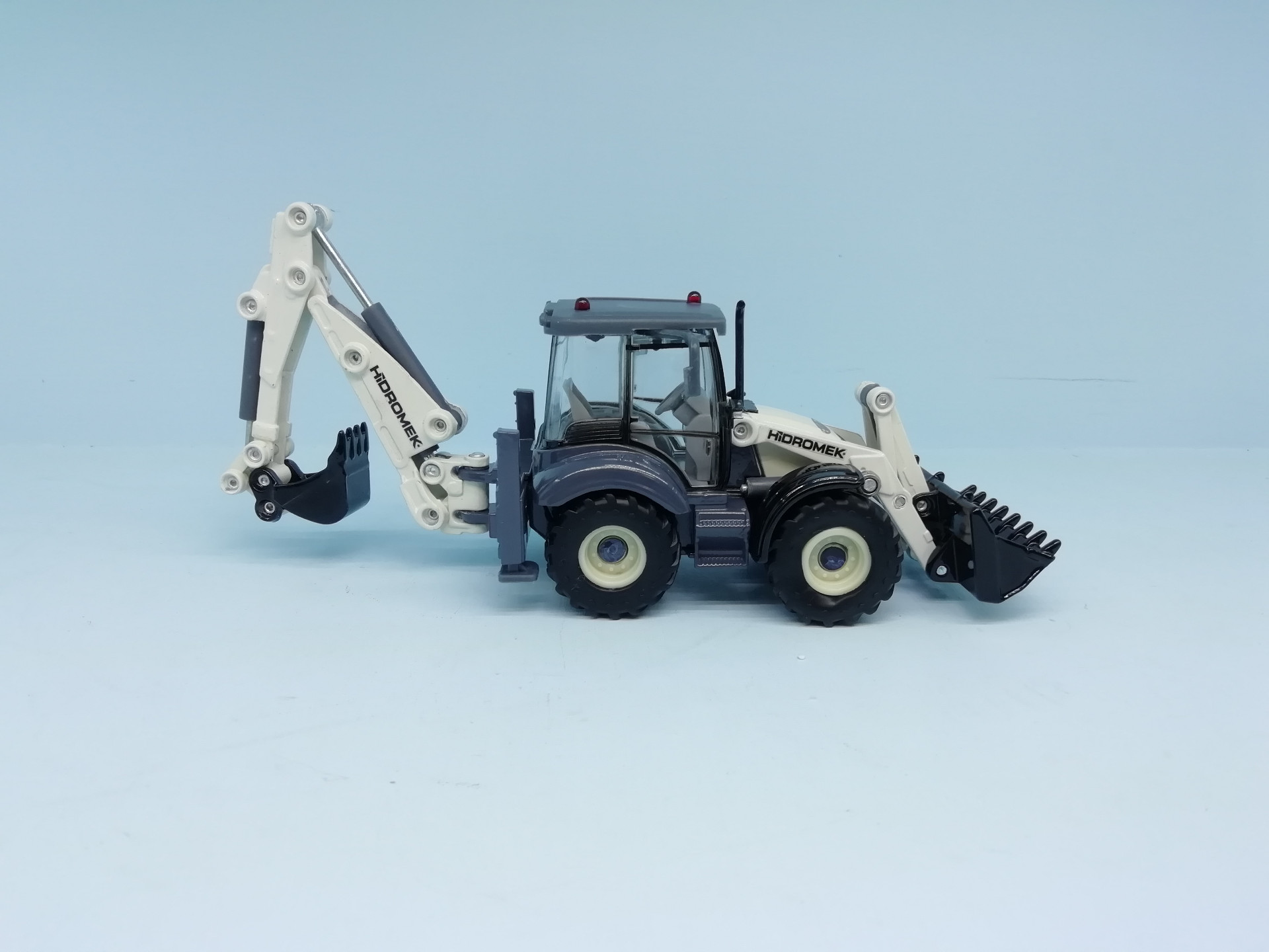 1/50 4X4 BEKOLODER JCB MAKETİ