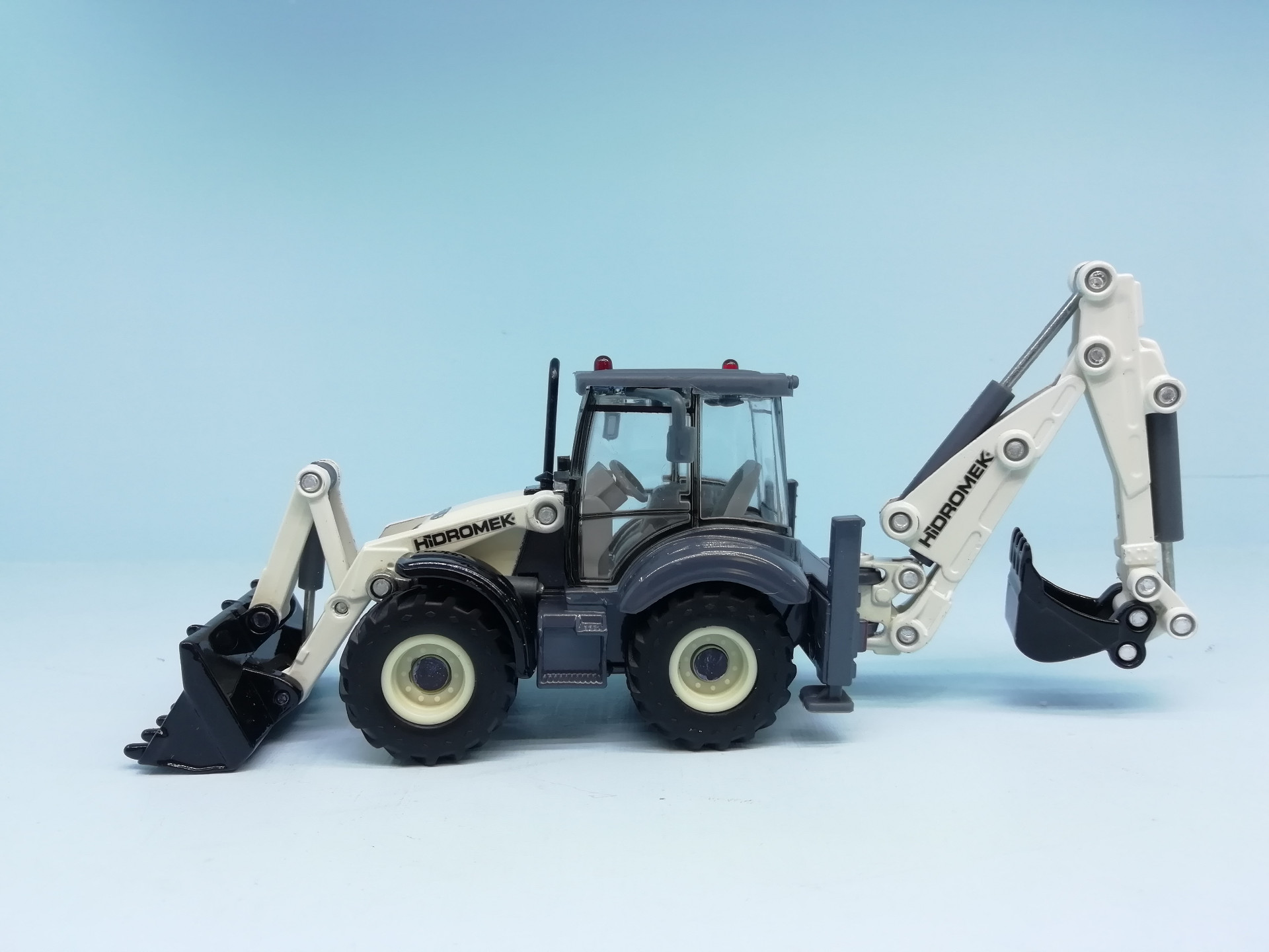 1/50 4X4 BEKOLODER JCB MAKETİ