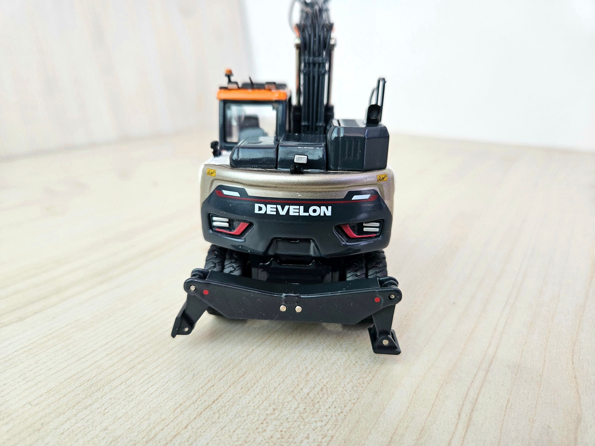 1/50 DEVELON CONCEPT-X DX165WR LASTİKLİ EKSKAVATÖR