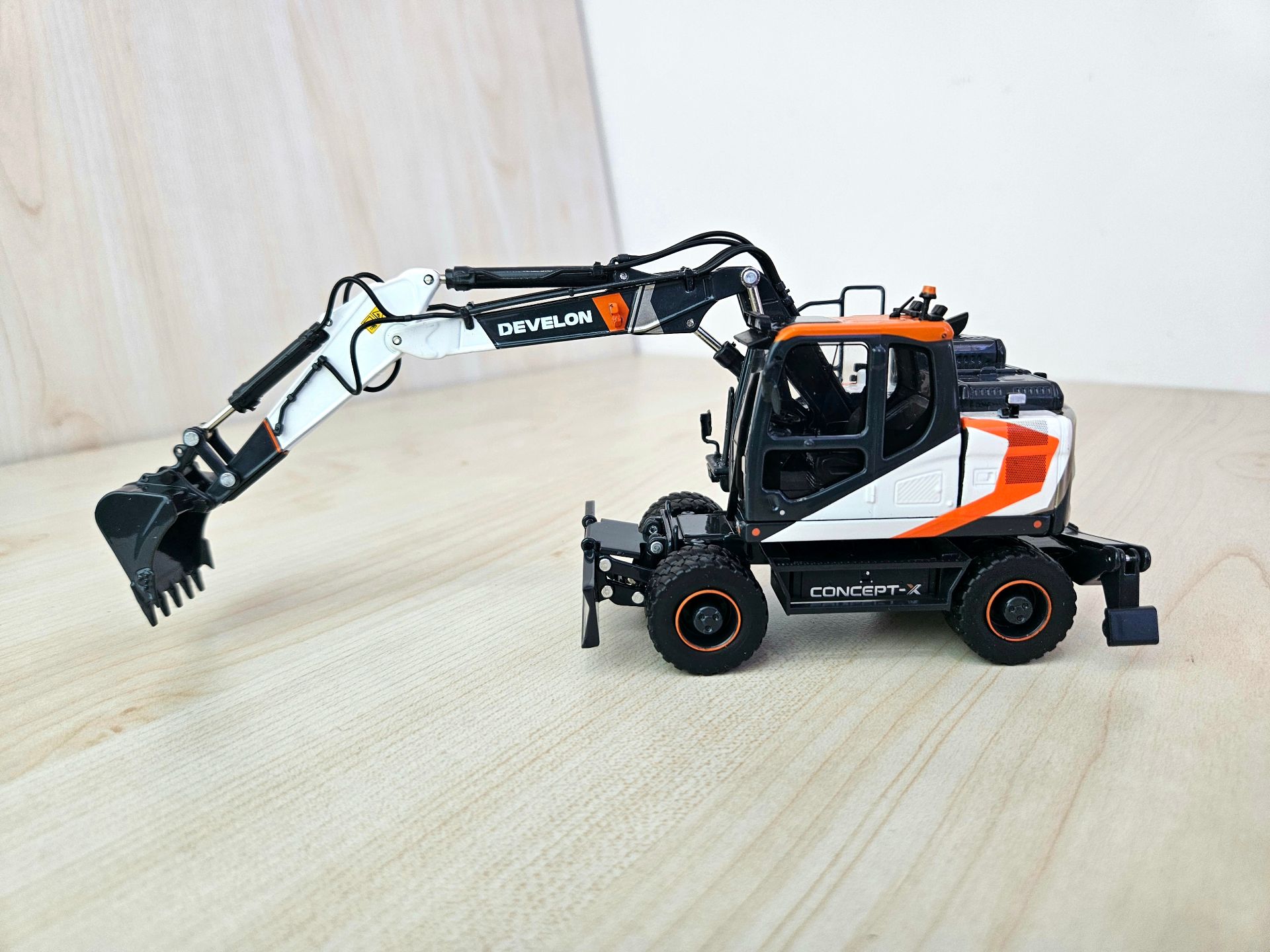 1/50 DEVELON CONCEPT-X DX165WR LASTİKLİ EKSKAVATÖR