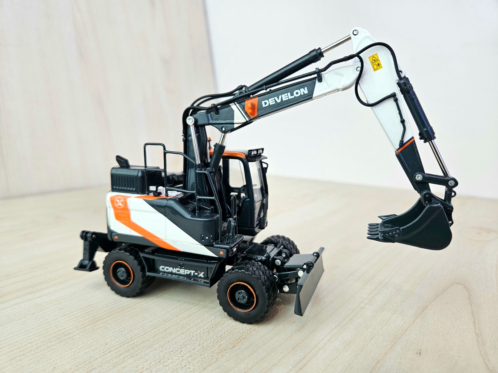 1/50 DEVELON CONCEPT-X DX165WR LASTİKLİ EKSKAVATÖR