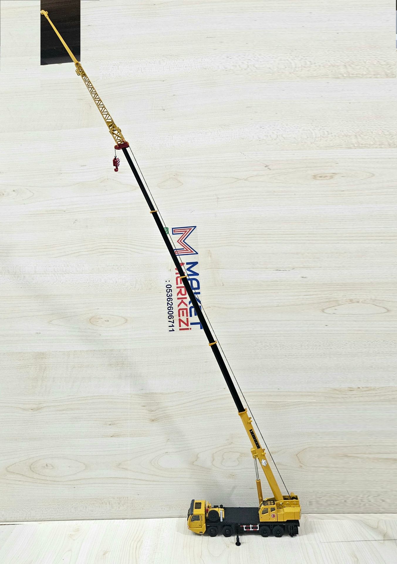 1/55 ölçek "LİEBHERR LT 1050" logolu vinç maketi