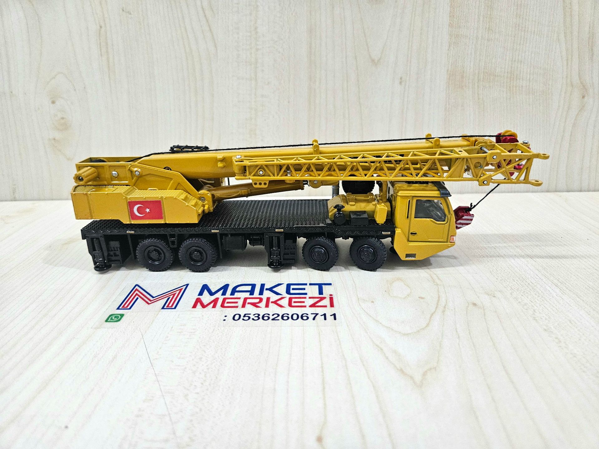 1/55 ölçek "LİEBHERR LT 1050" logolu vinç maketi