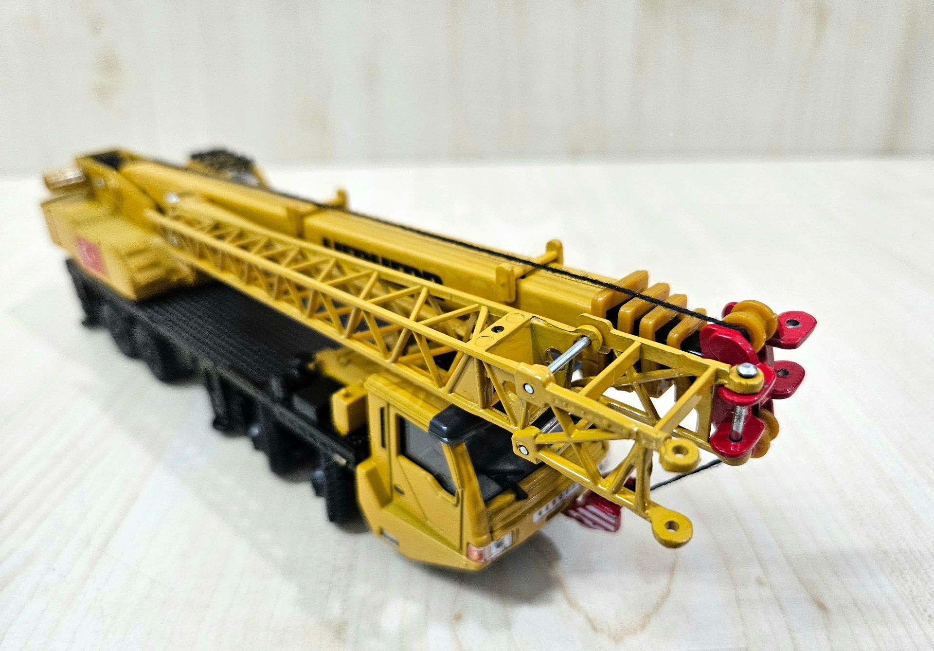 1/55 ölçek "LİEBHERR LT 1050" logolu vinç maketi