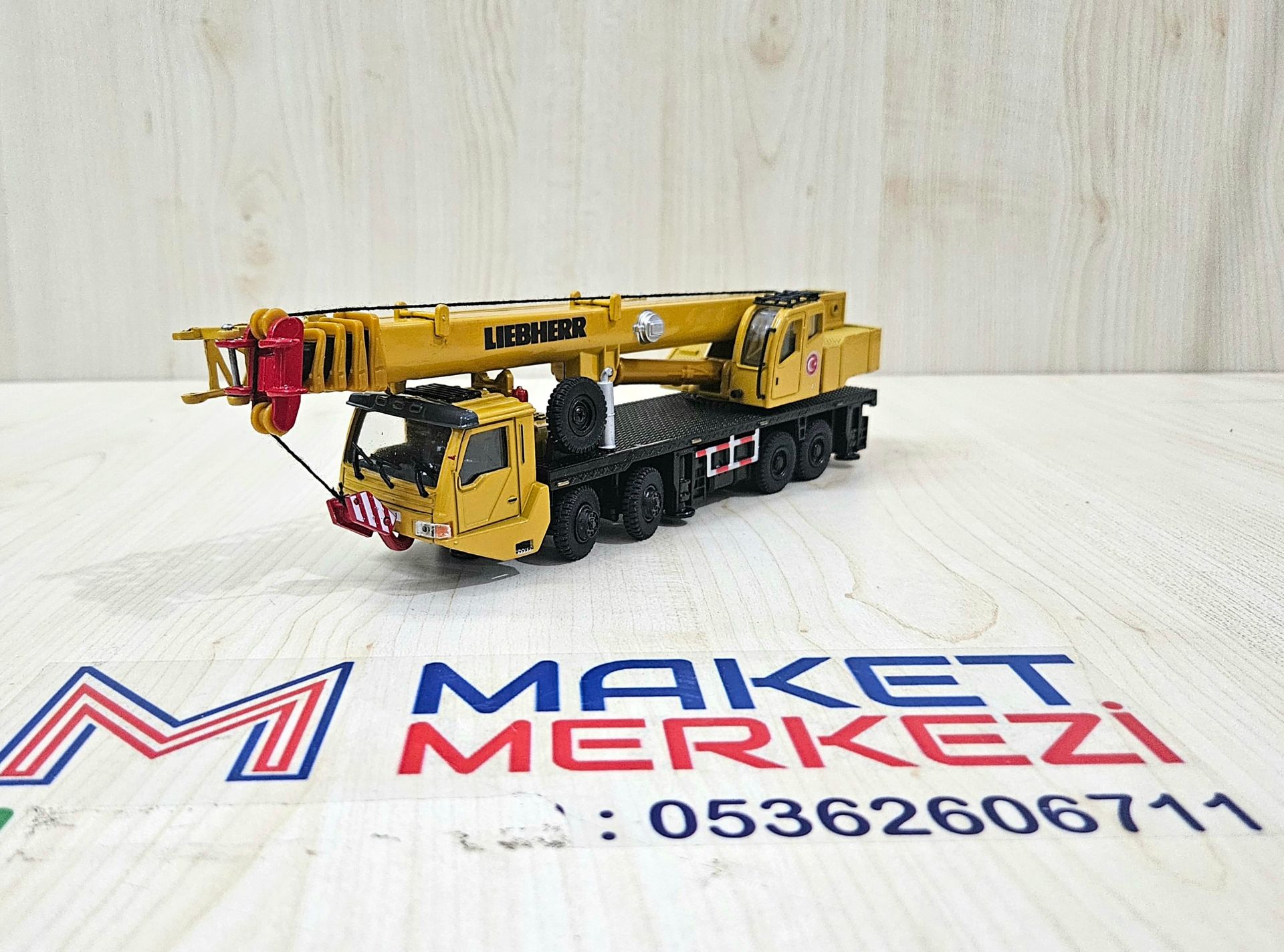 1/55 ölçek "LİEBHERR LT 1050" logolu vinç maketi