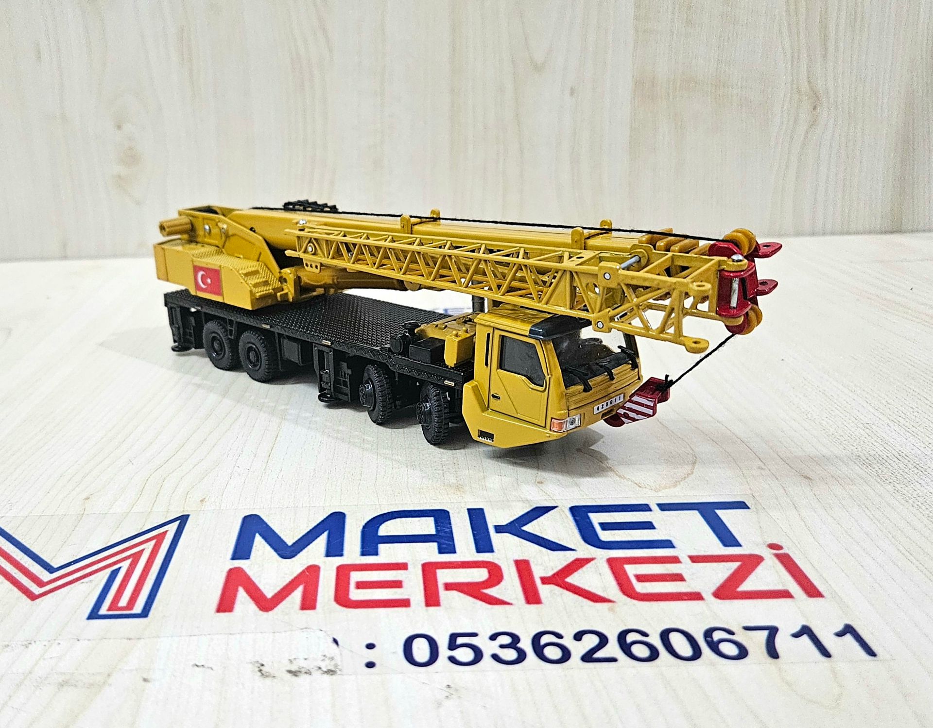 1/55 ölçek "LİEBHERR LT 1050" logolu vinç maketi
