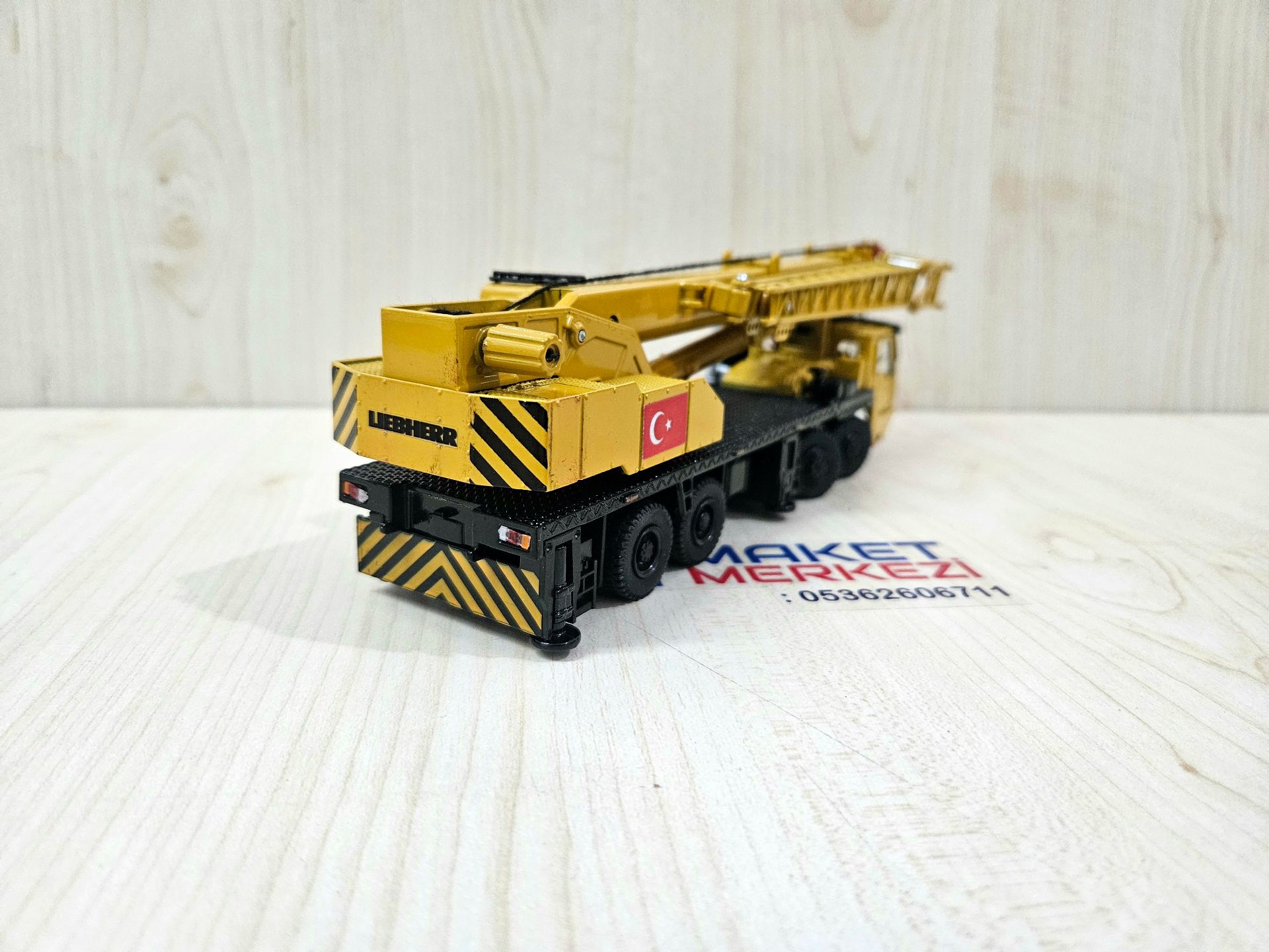 1/55 ölçek "LİEBHERR LT 1050" logolu vinç maketi