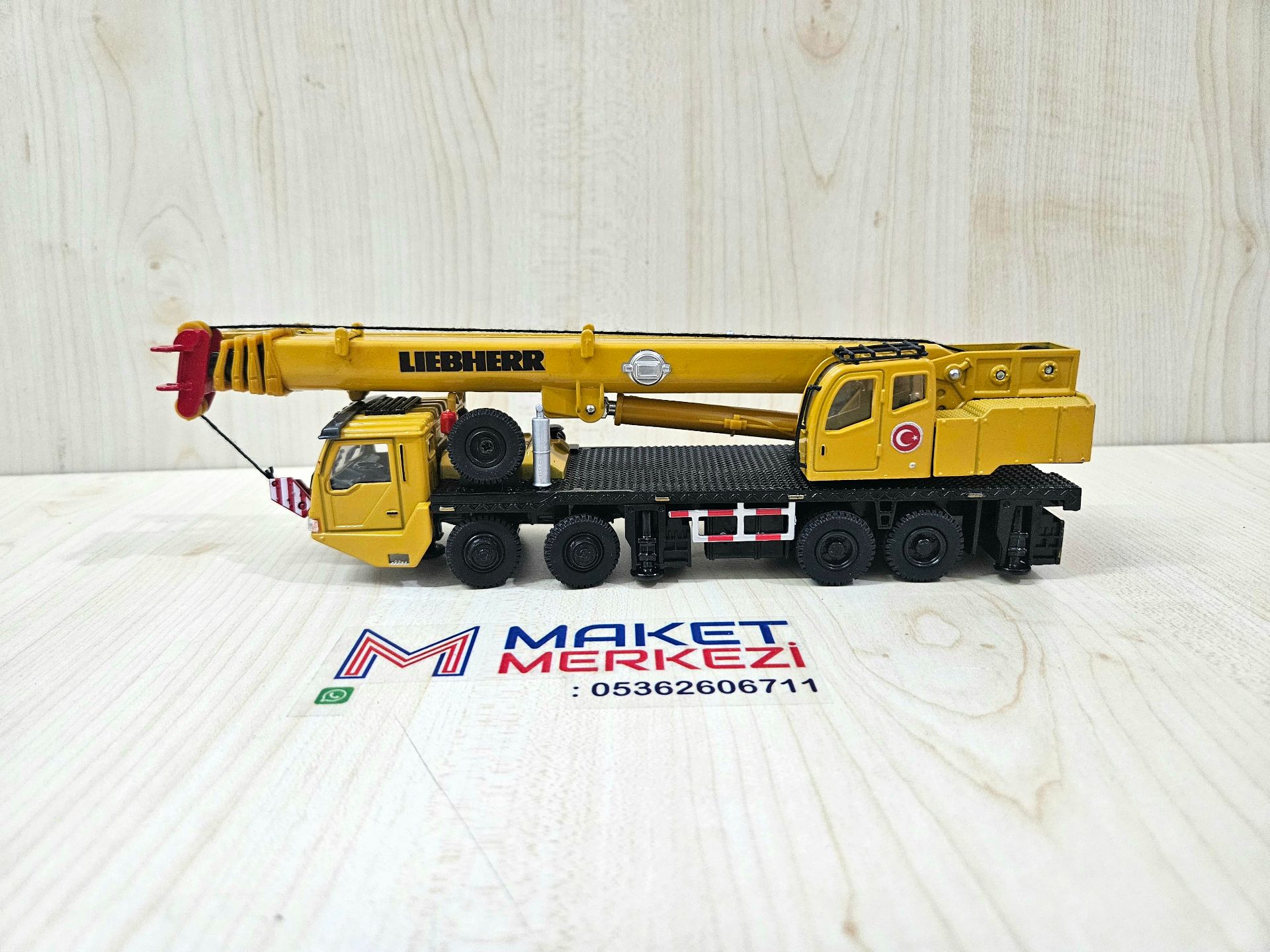 1/55 ölçek "LİEBHERR LT 1050" logolu vinç maketi