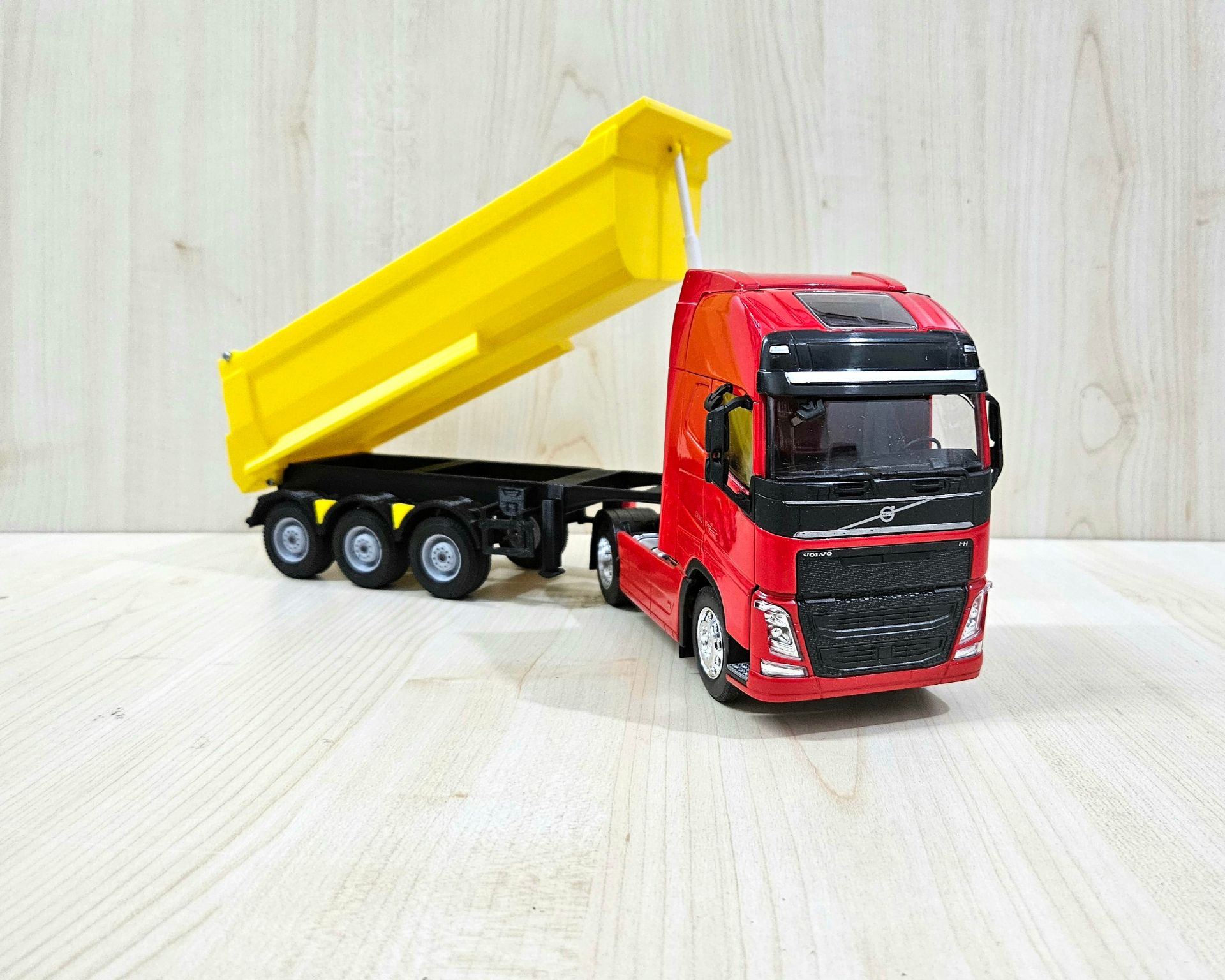 1/32 WELLY KIRMIZI VOLVO FH4 DAMPERLİ TIR MAKETİ