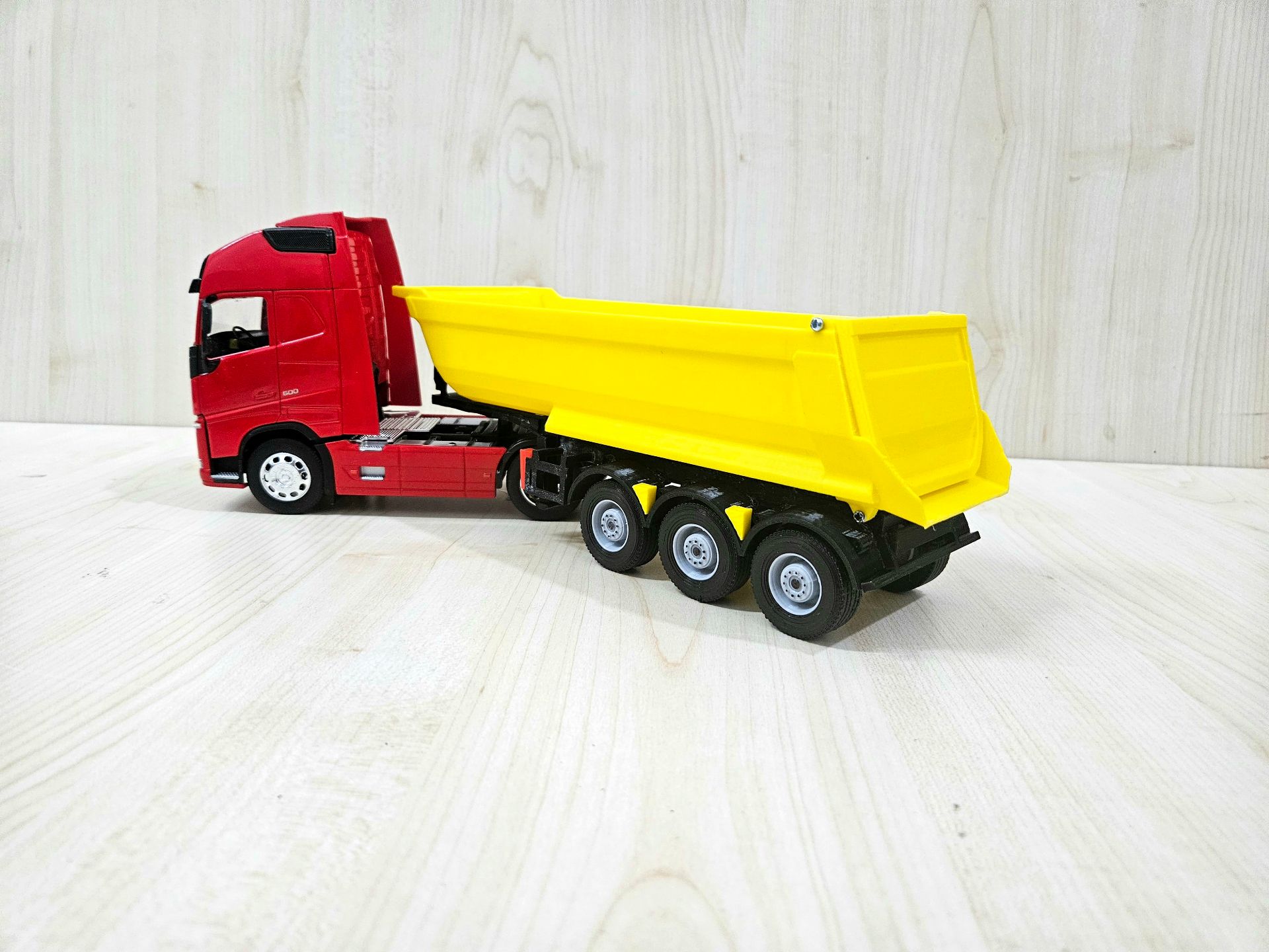 1/32 WELLY KIRMIZI VOLVO FH4 DAMPERLİ TIR MAKETİ