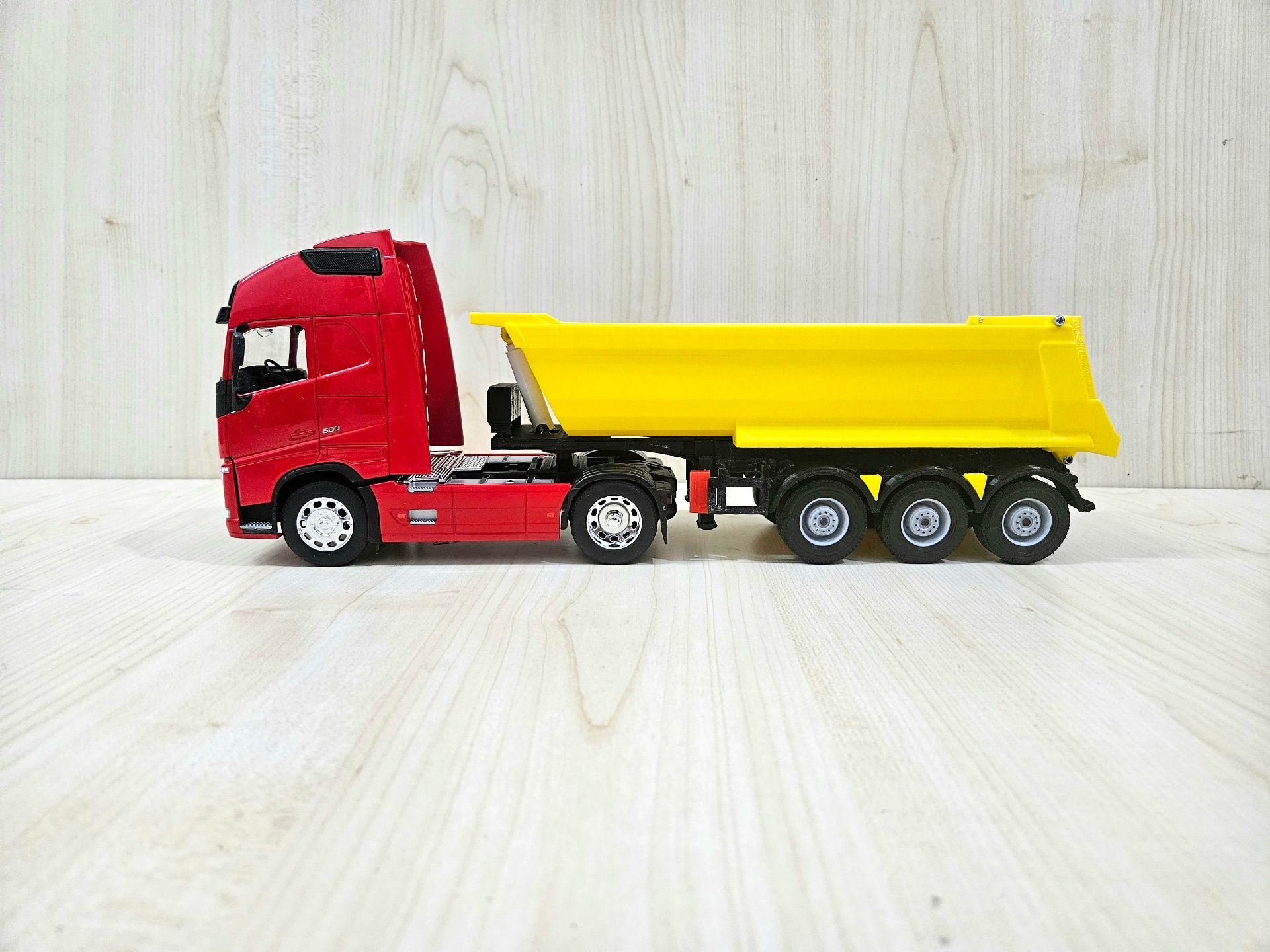 1/32 WELLY KIRMIZI VOLVO FH4 DAMPERLİ TIR MAKETİ