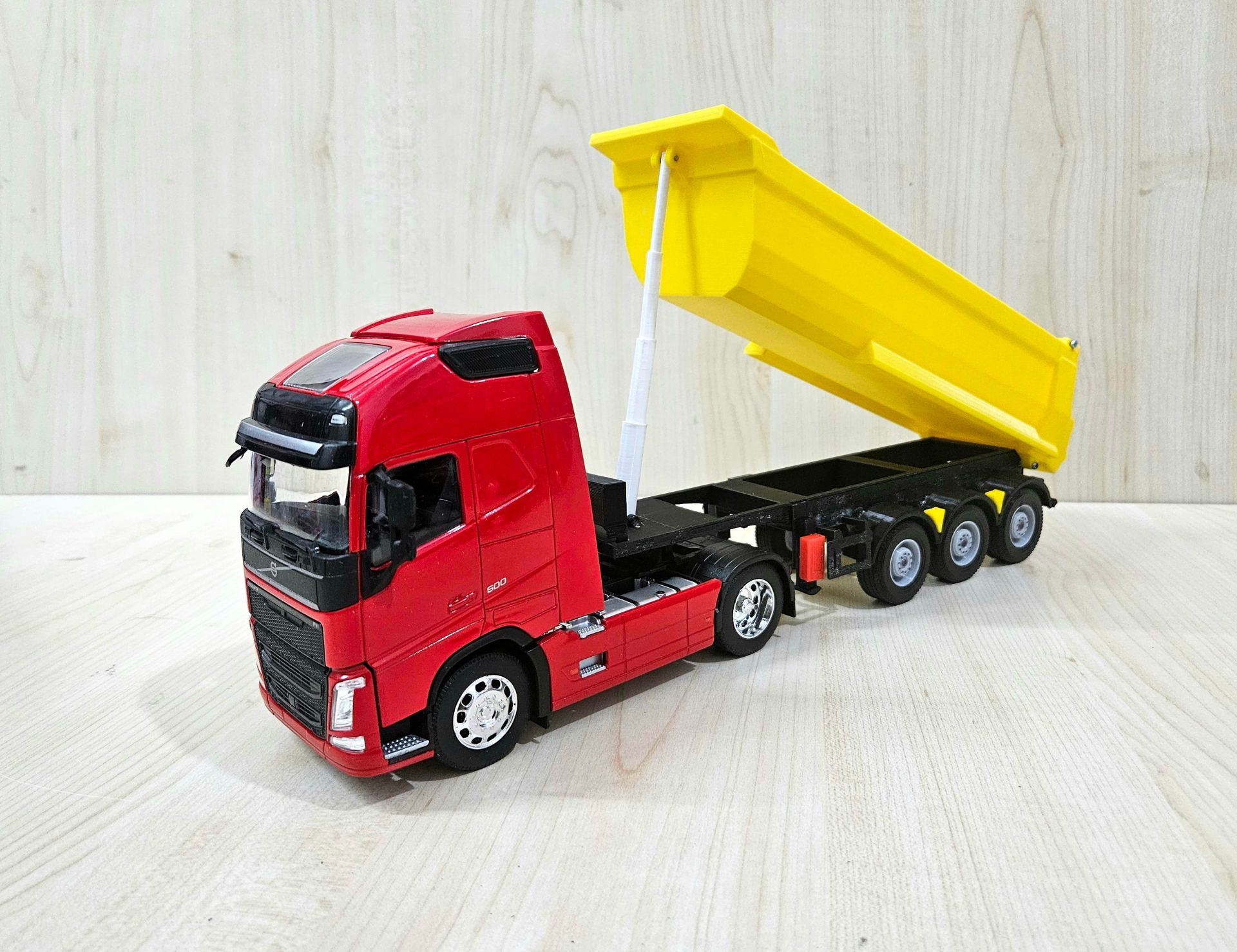 1/32 WELLY KIRMIZI VOLVO FH4 DAMPERLİ TIR MAKETİ