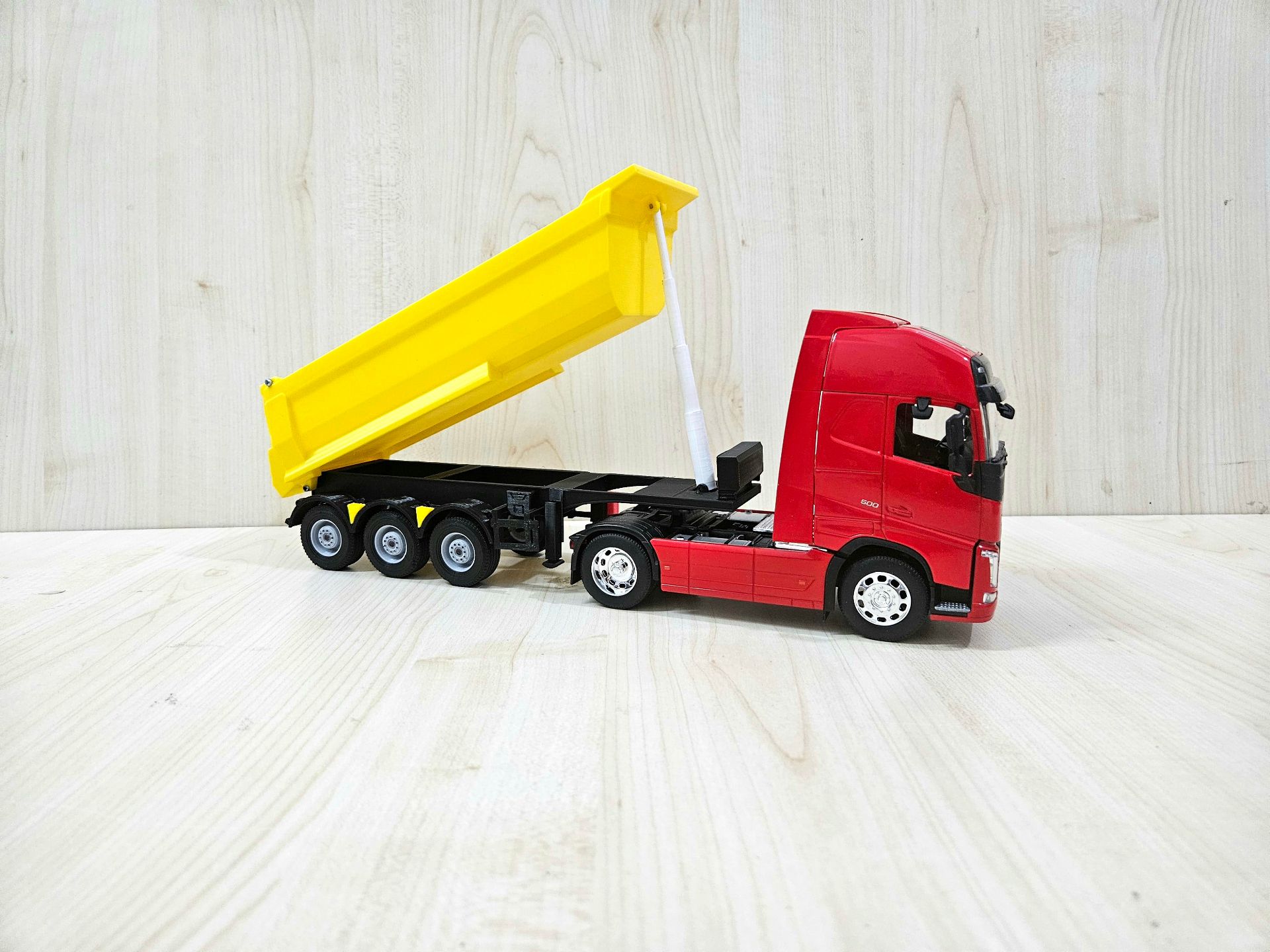 1/32 WELLY KIRMIZI VOLVO FH4 DAMPERLİ TIR MAKETİ