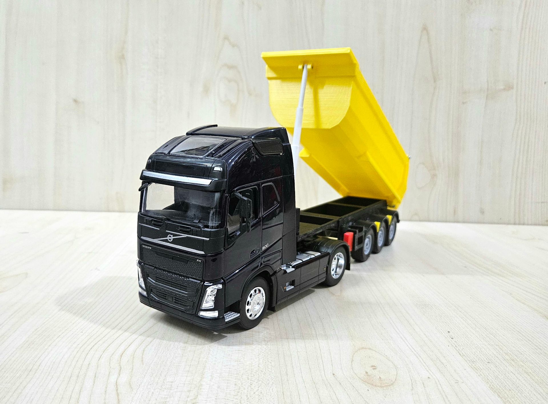 1/32 WELLY LACİVERT VOLVO FH4 DAMPERLİ TIR MAKETİ 