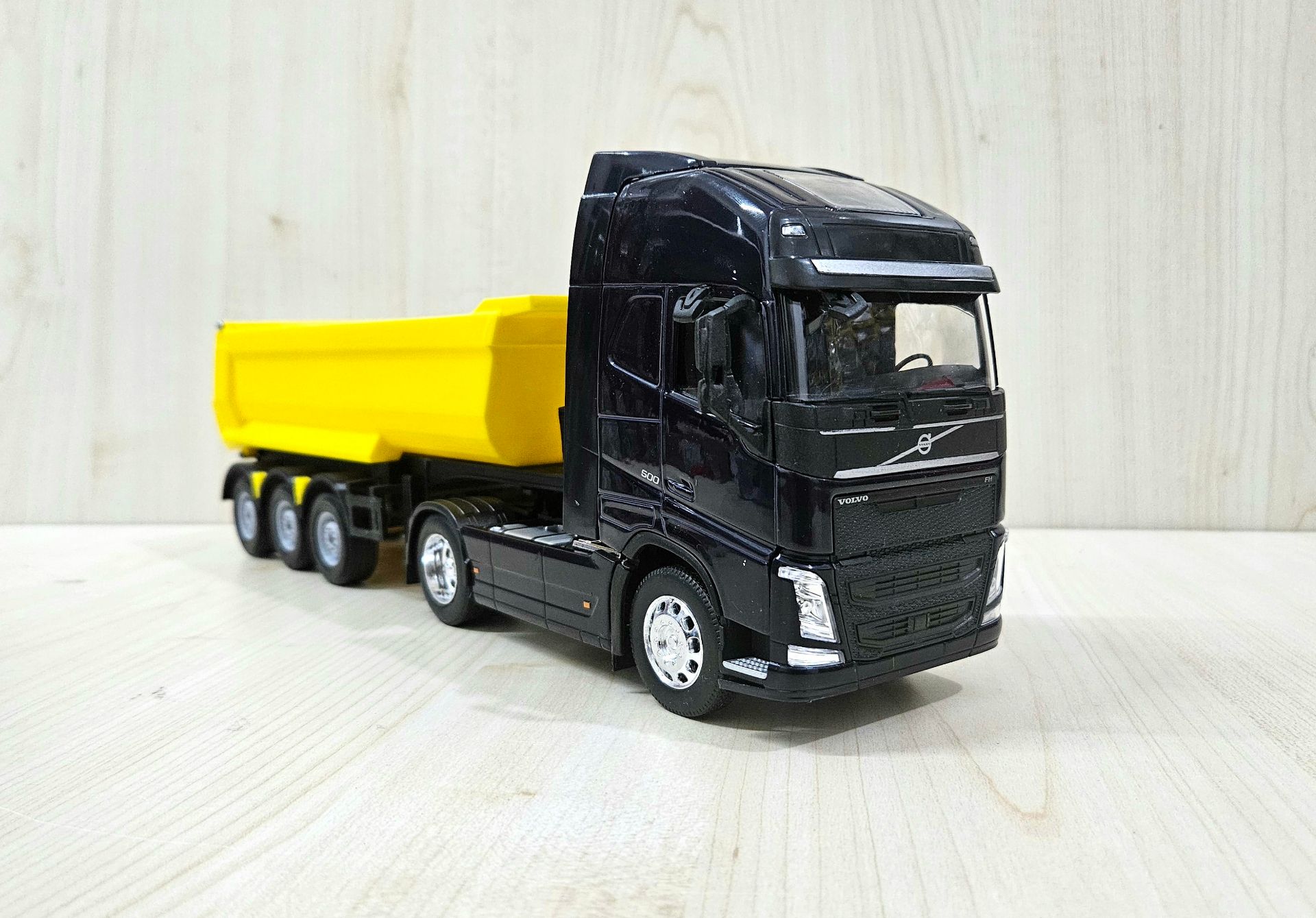 1/32 WELLY LACİVERT VOLVO FH4 DAMPERLİ TIR MAKETİ 
