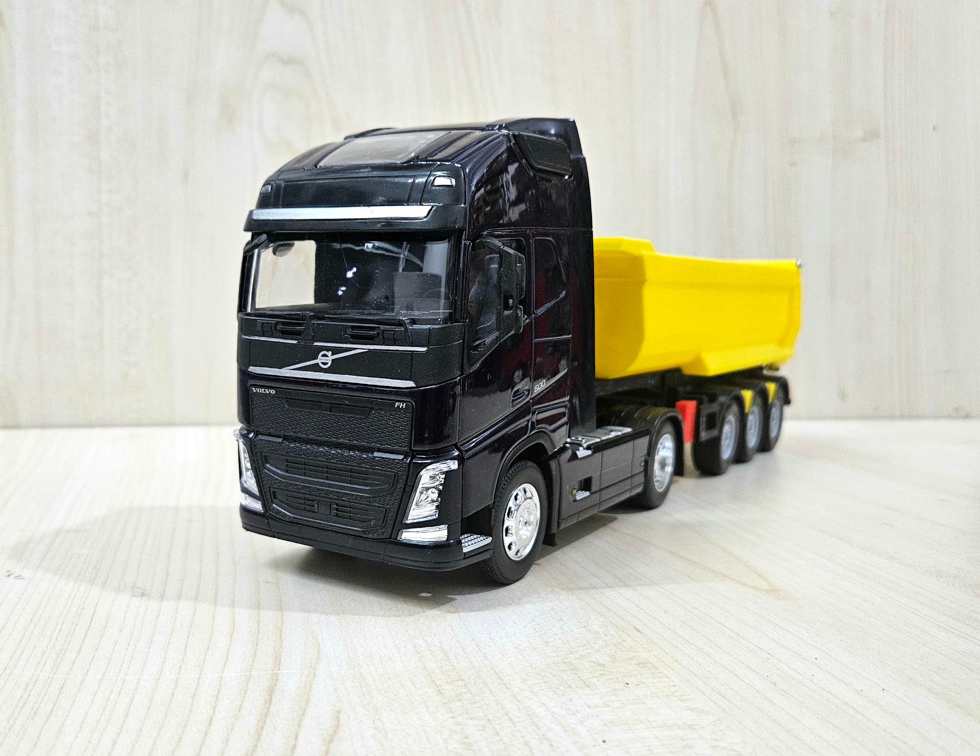 1/32 WELLY LACİVERT VOLVO FH4 DAMPERLİ TIR MAKETİ 