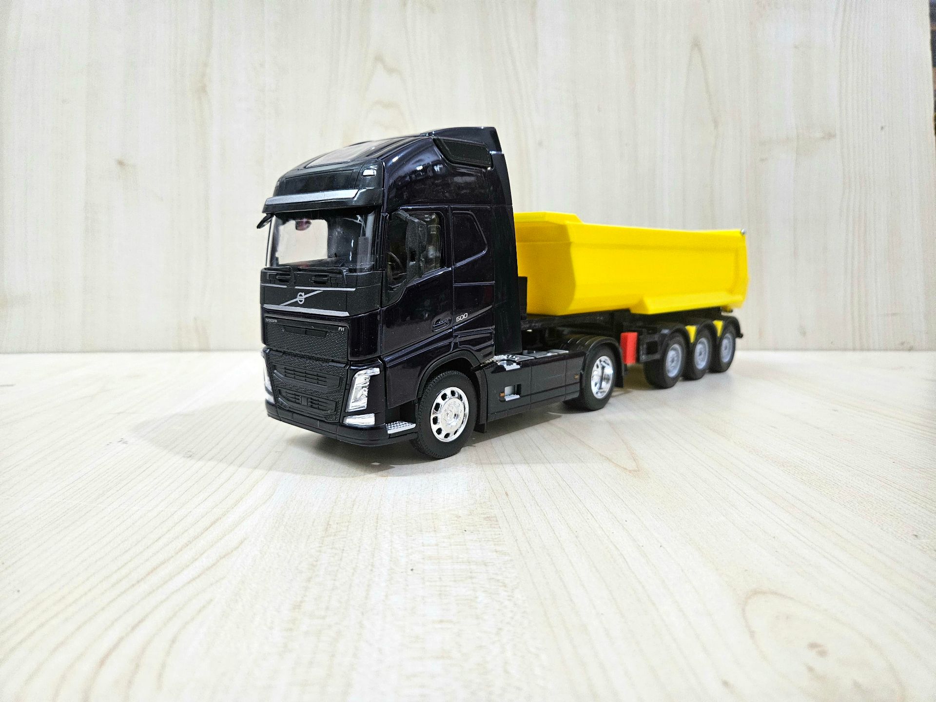 1/32 WELLY LACİVERT VOLVO FH4 DAMPERLİ TIR MAKETİ 