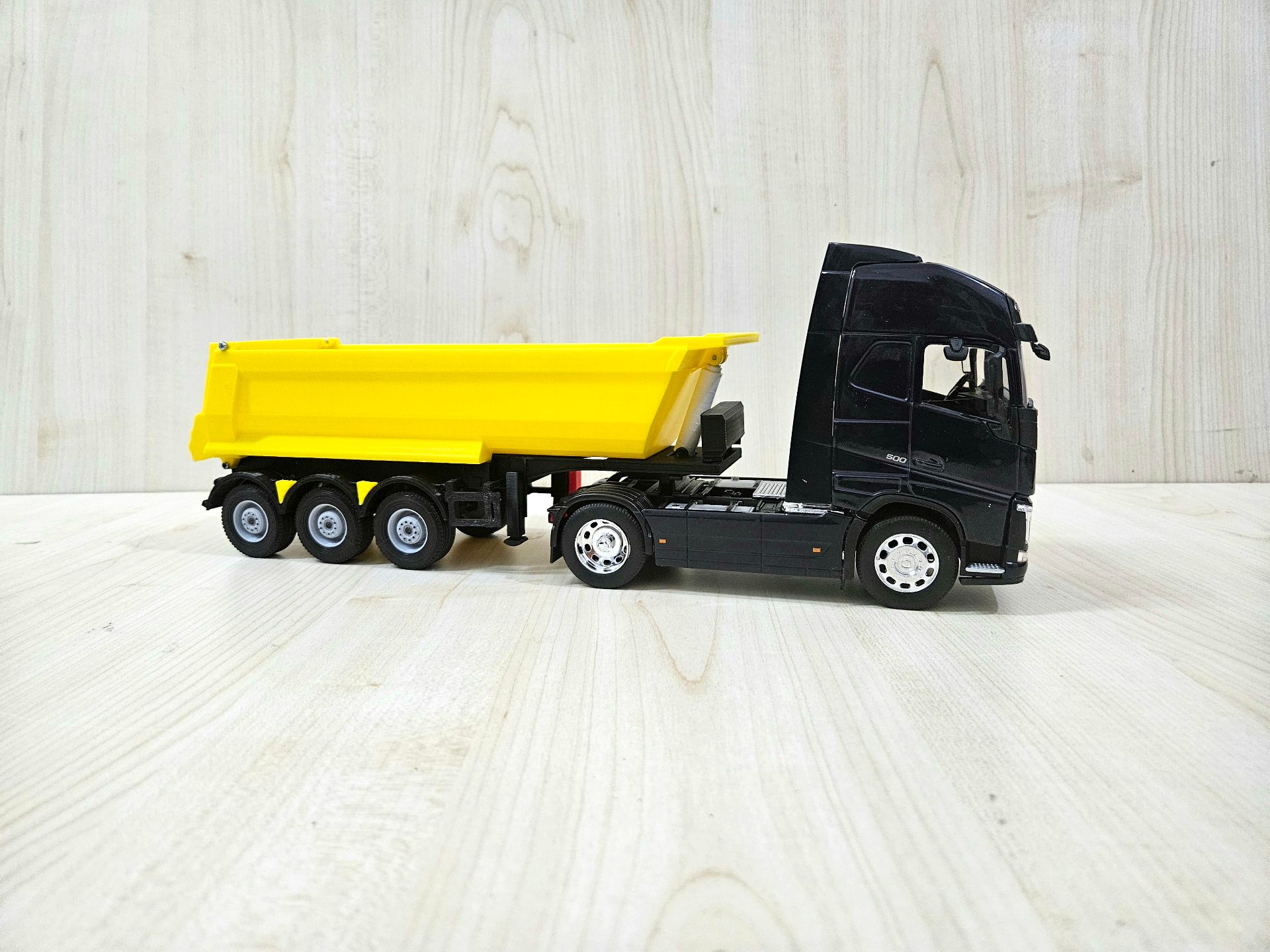 1/32 WELLY LACİVERT VOLVO FH4 DAMPERLİ TIR MAKETİ 