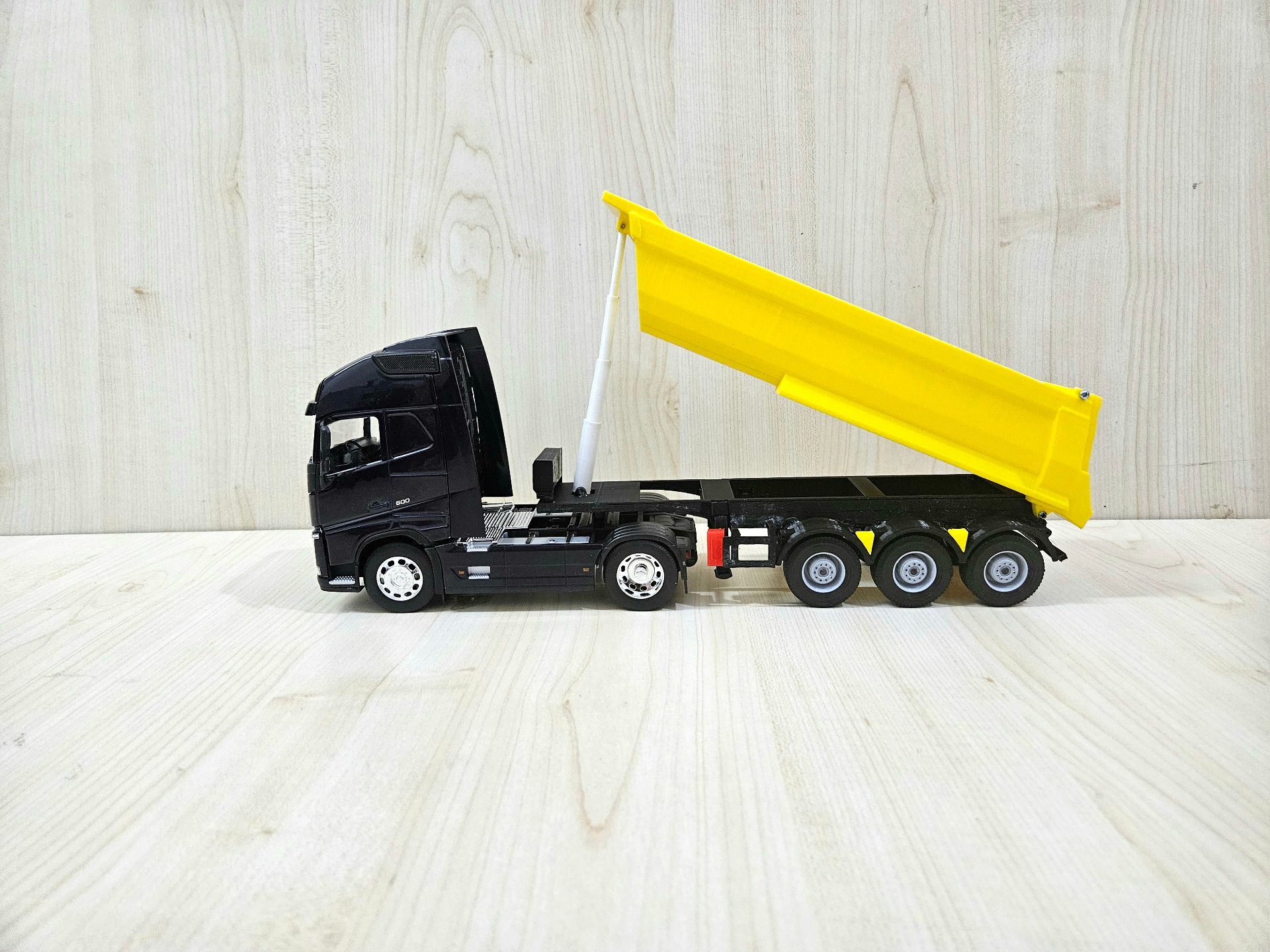 1/32 WELLY LACİVERT VOLVO FH4 DAMPERLİ TIR MAKETİ 