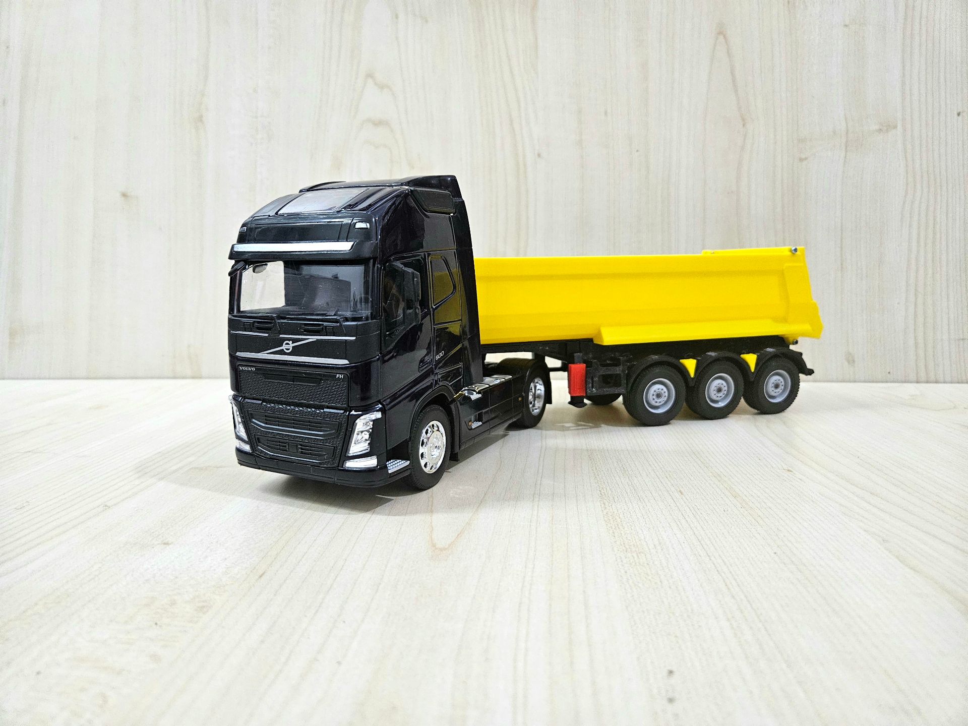 1/32 WELLY LACİVERT VOLVO FH4 DAMPERLİ TIR MAKETİ 