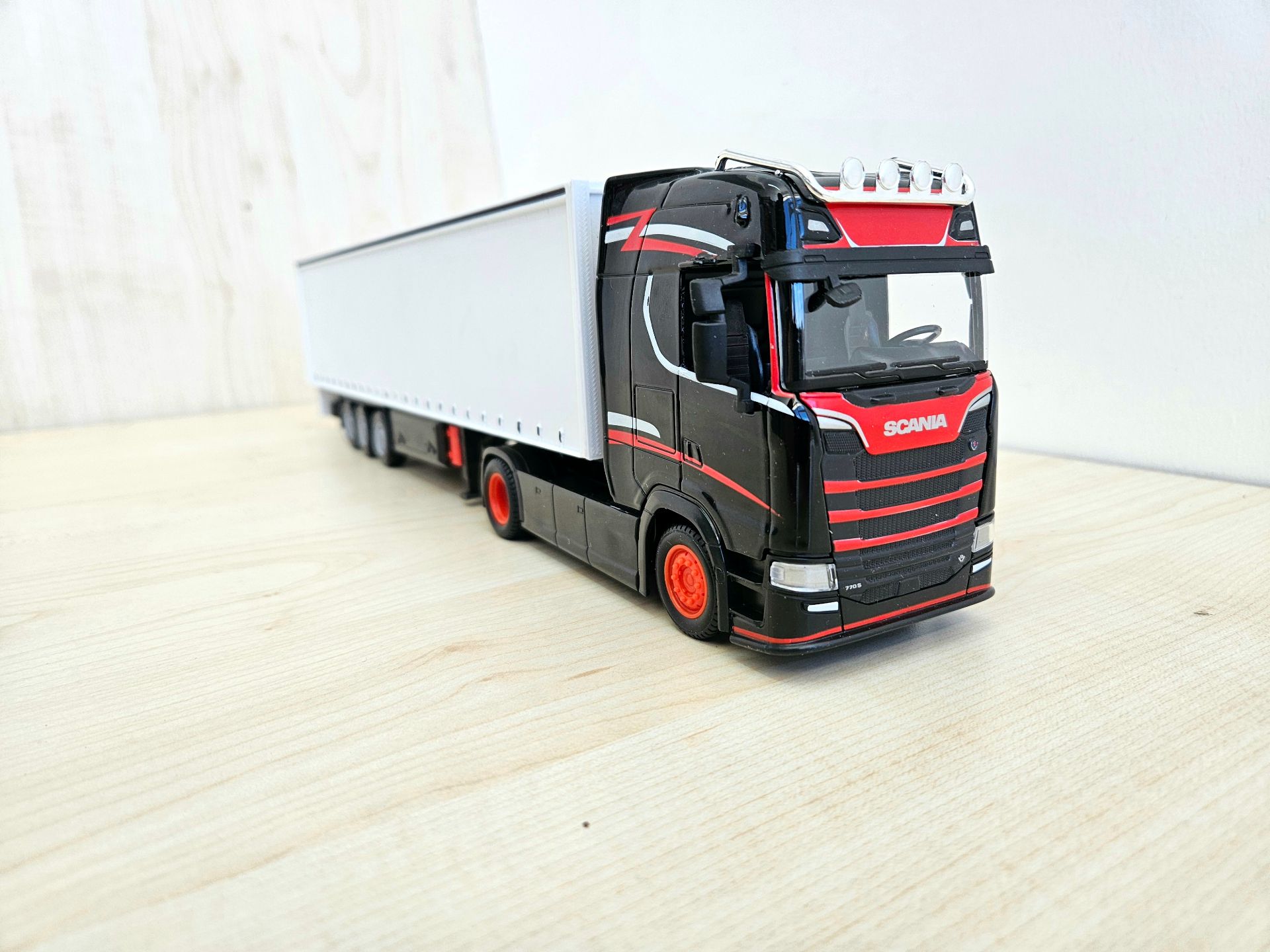 1/43 SİYAH SCANIA 770S TENTE DORSELİ TIR MAKETİ