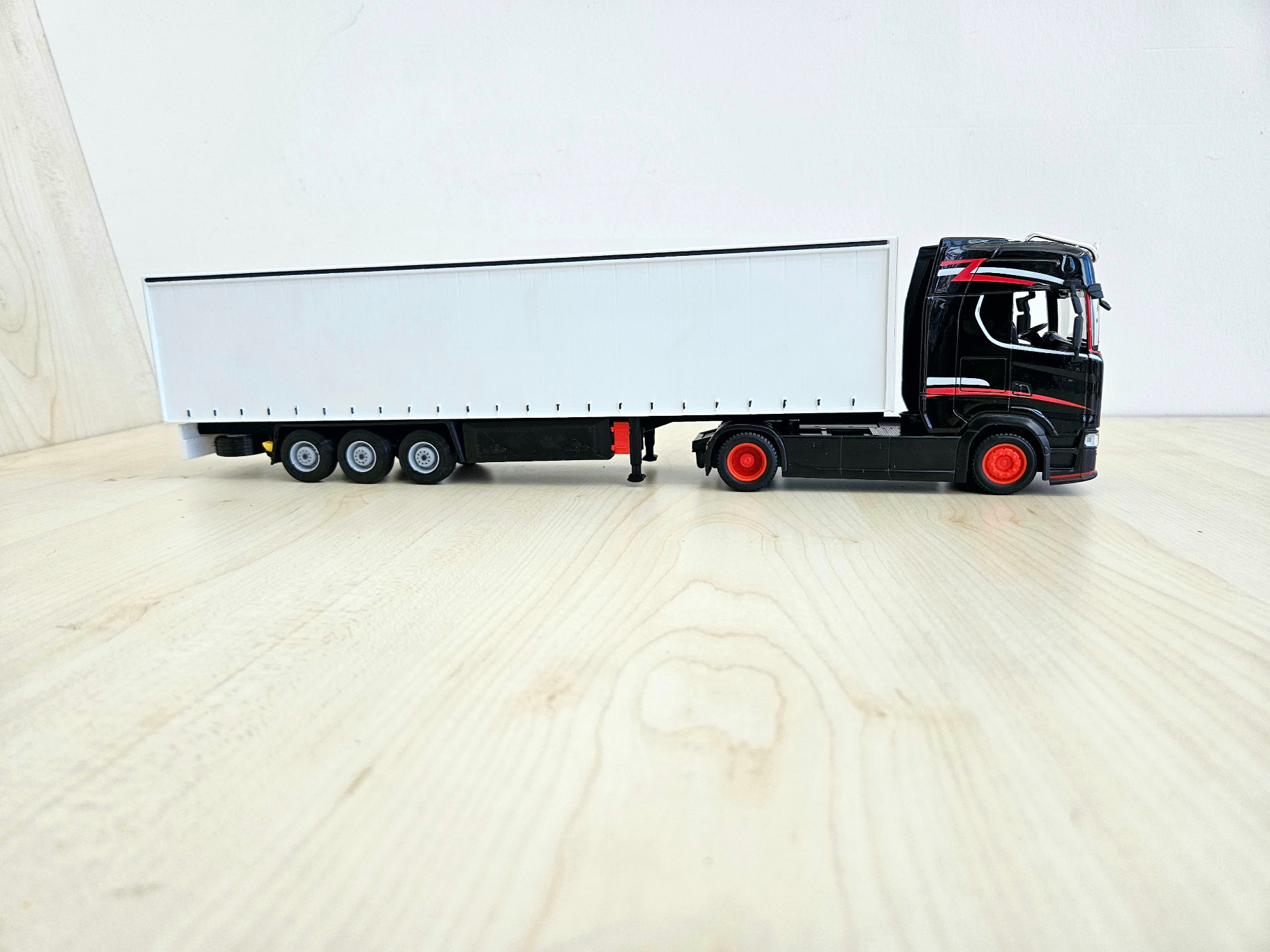 1/43 SİYAH SCANIA 770S TENTE DORSELİ TIR MAKETİ