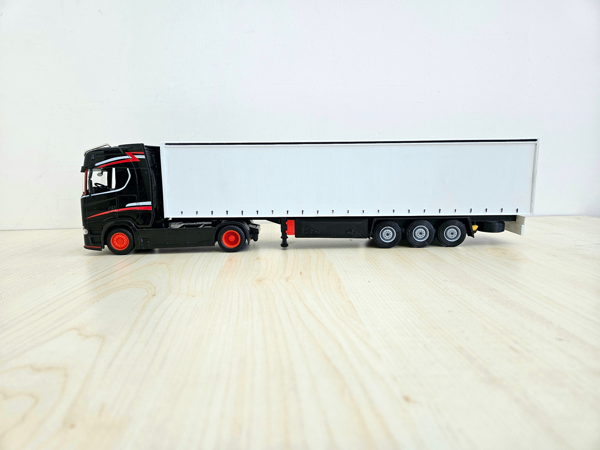 1/43 SİYAH SCANIA 770S TENTE DORSELİ TIR MAKETİ