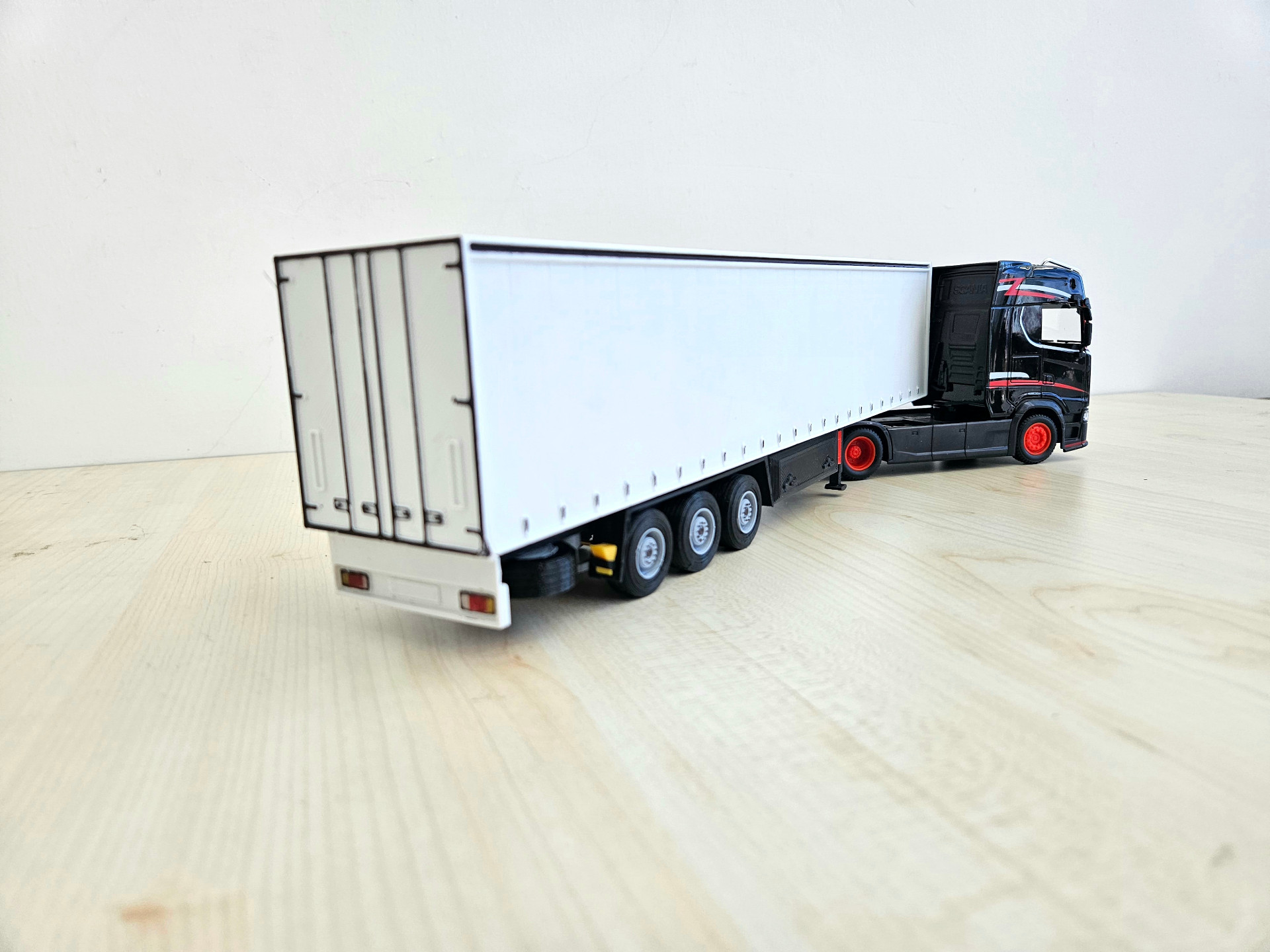 1/43 SİYAH SCANIA 770S TENTE DORSELİ TIR MAKETİ