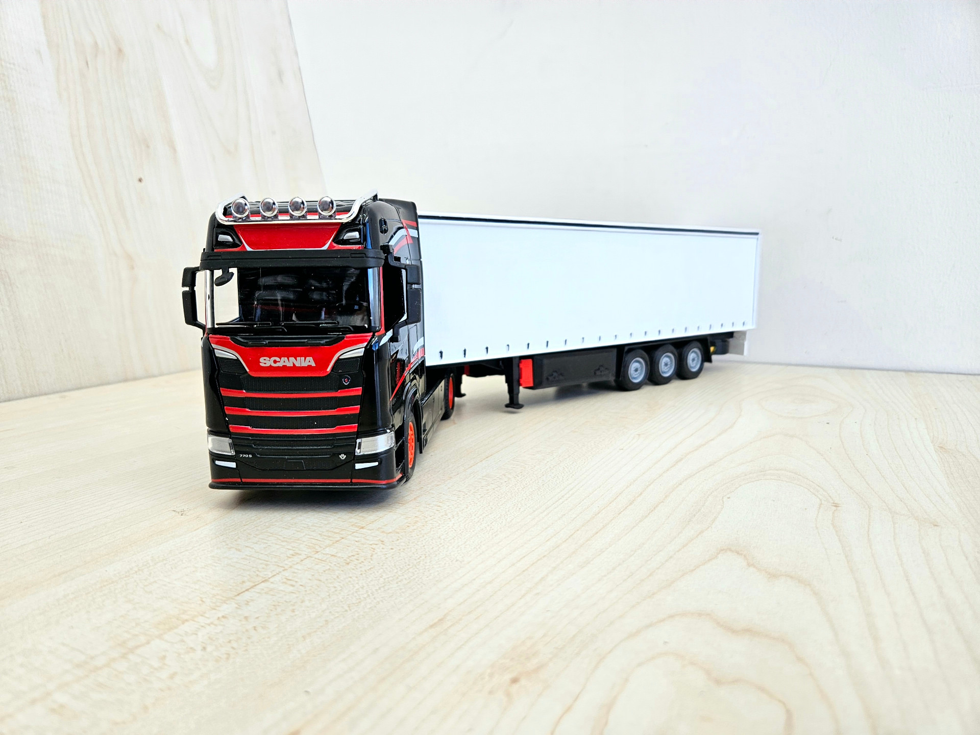 1/43 SİYAH SCANIA 770S TENTE DORSELİ TIR MAKETİ