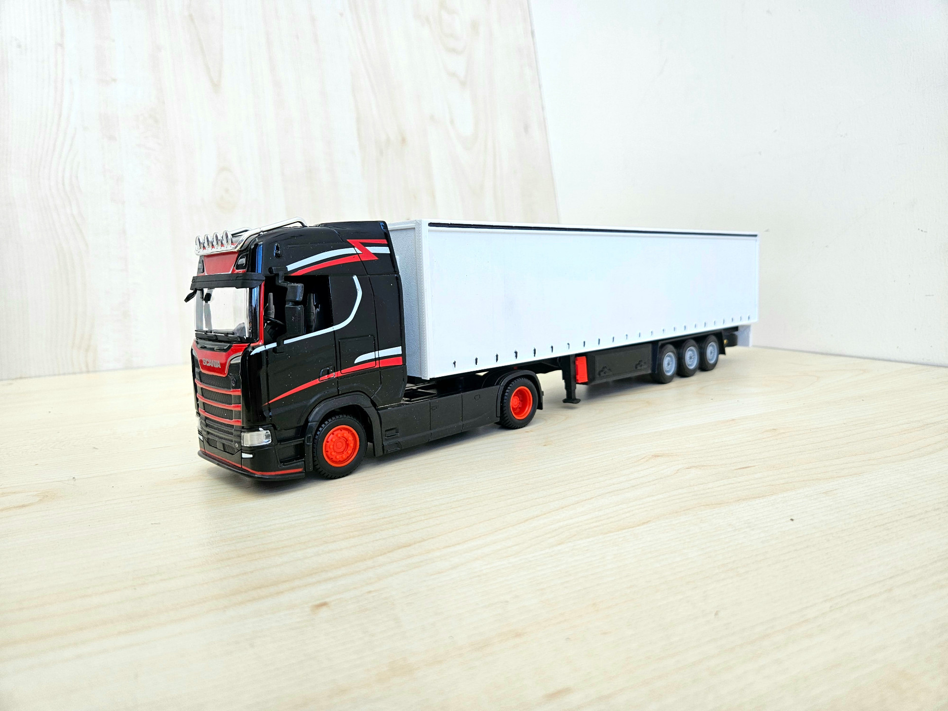 1/43 SİYAH SCANIA 770S TENTE DORSELİ TIR MAKETİ