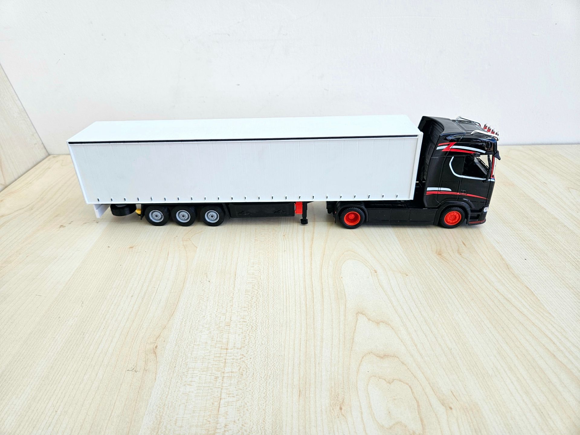 1/43 SİYAH SCANIA 770S TENTE DORSELİ TIR MAKETİ
