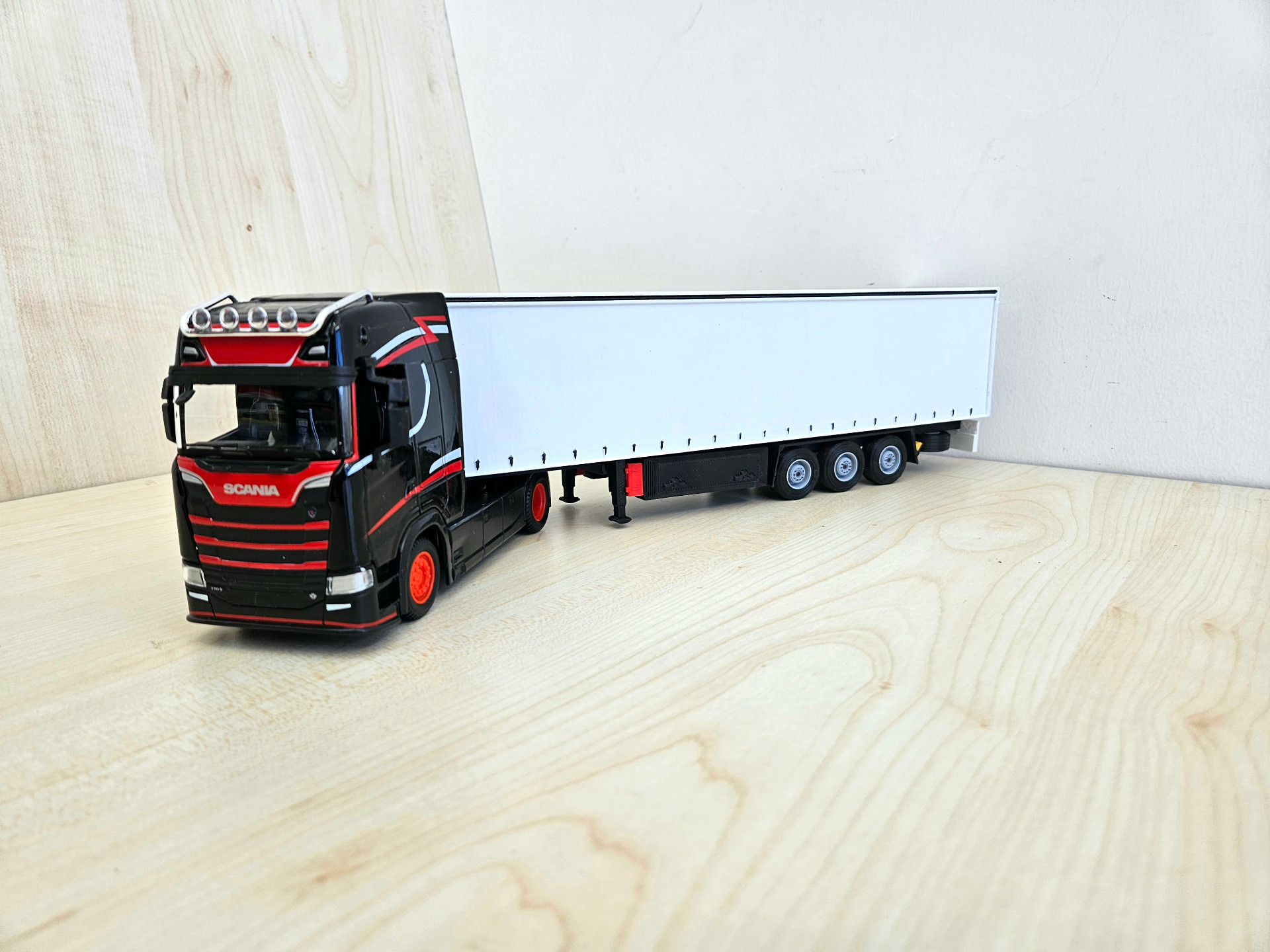 1/43 SİYAH SCANIA 770S TENTE DORSELİ TIR MAKETİ