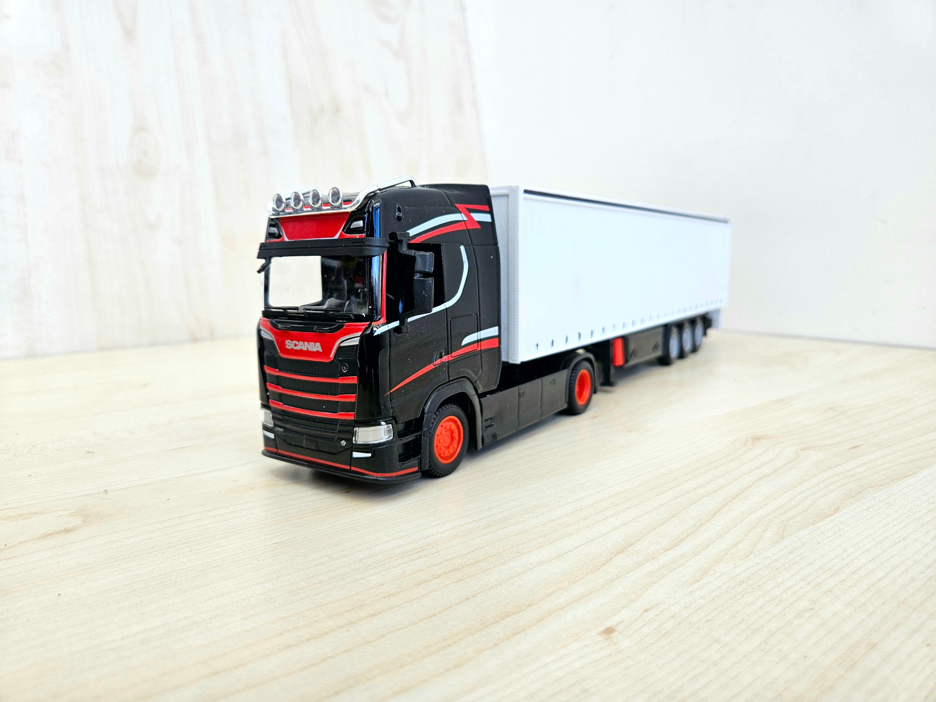 1/43 SİYAH SCANIA 770S TENTE DORSELİ TIR MAKETİ