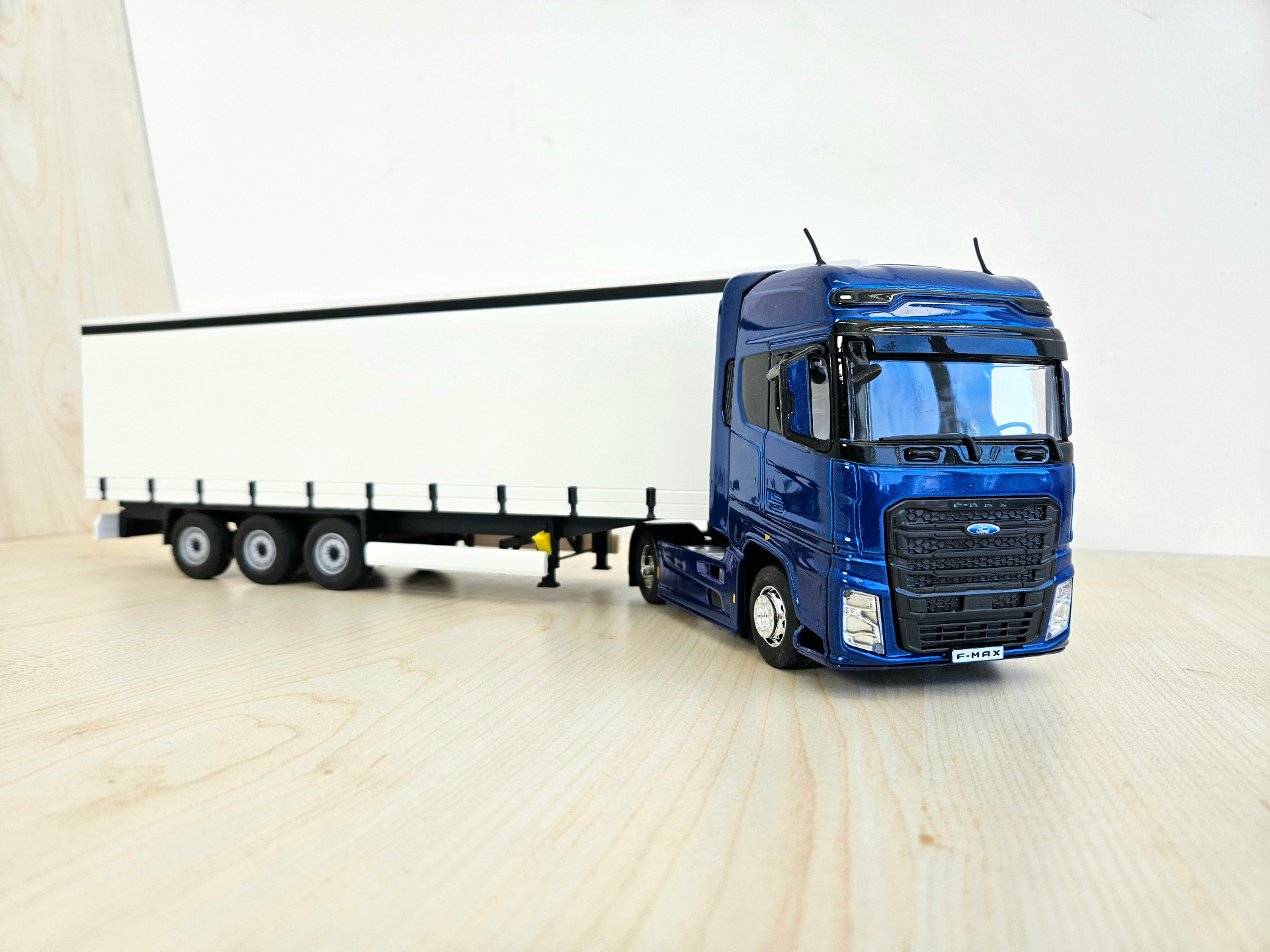 1/36 FORD F-MAX TENTE DORSELİ TIR MAKETİ