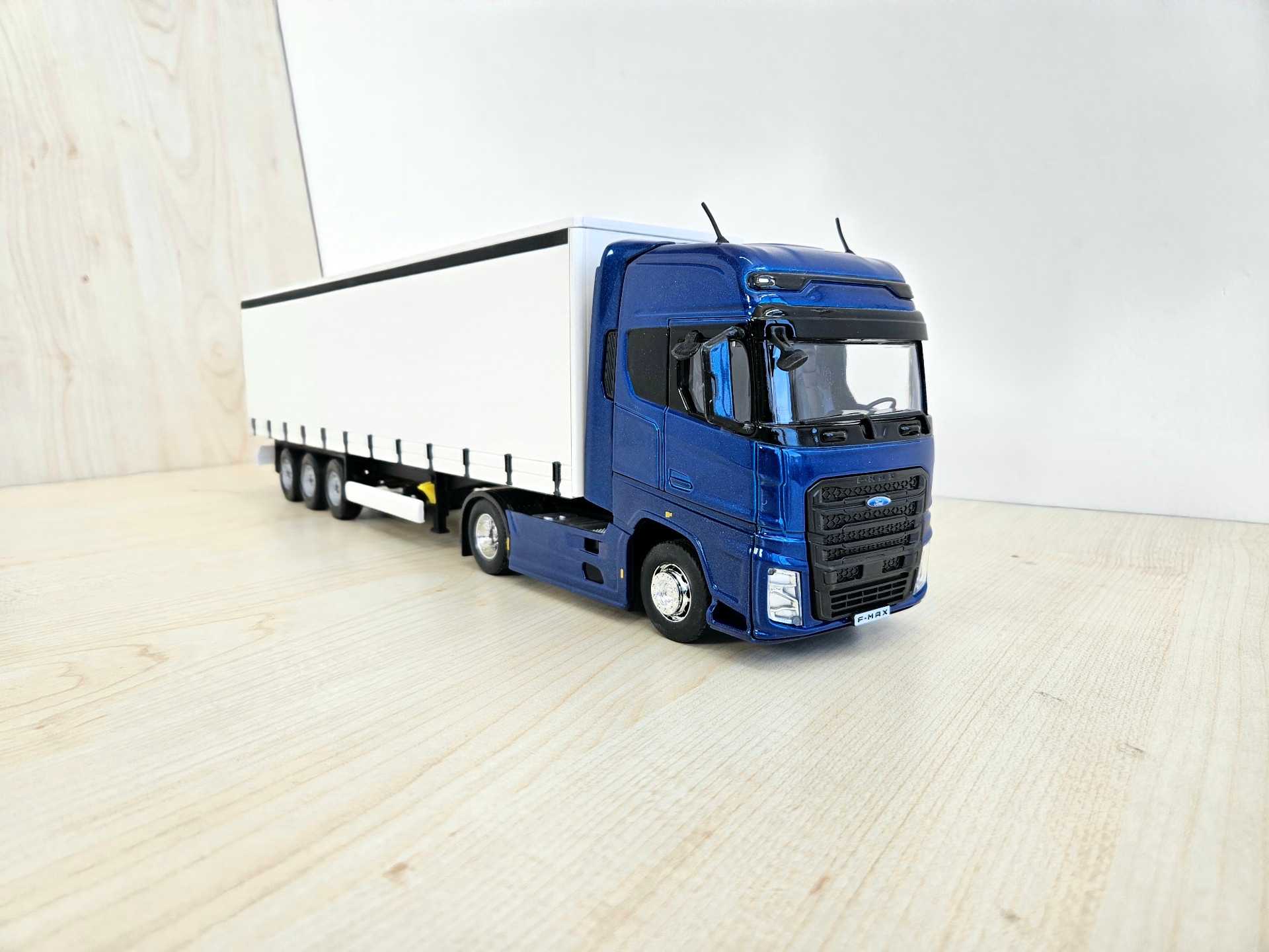 1/36 FORD F-MAX TENTE DORSELİ TIR MAKETİ