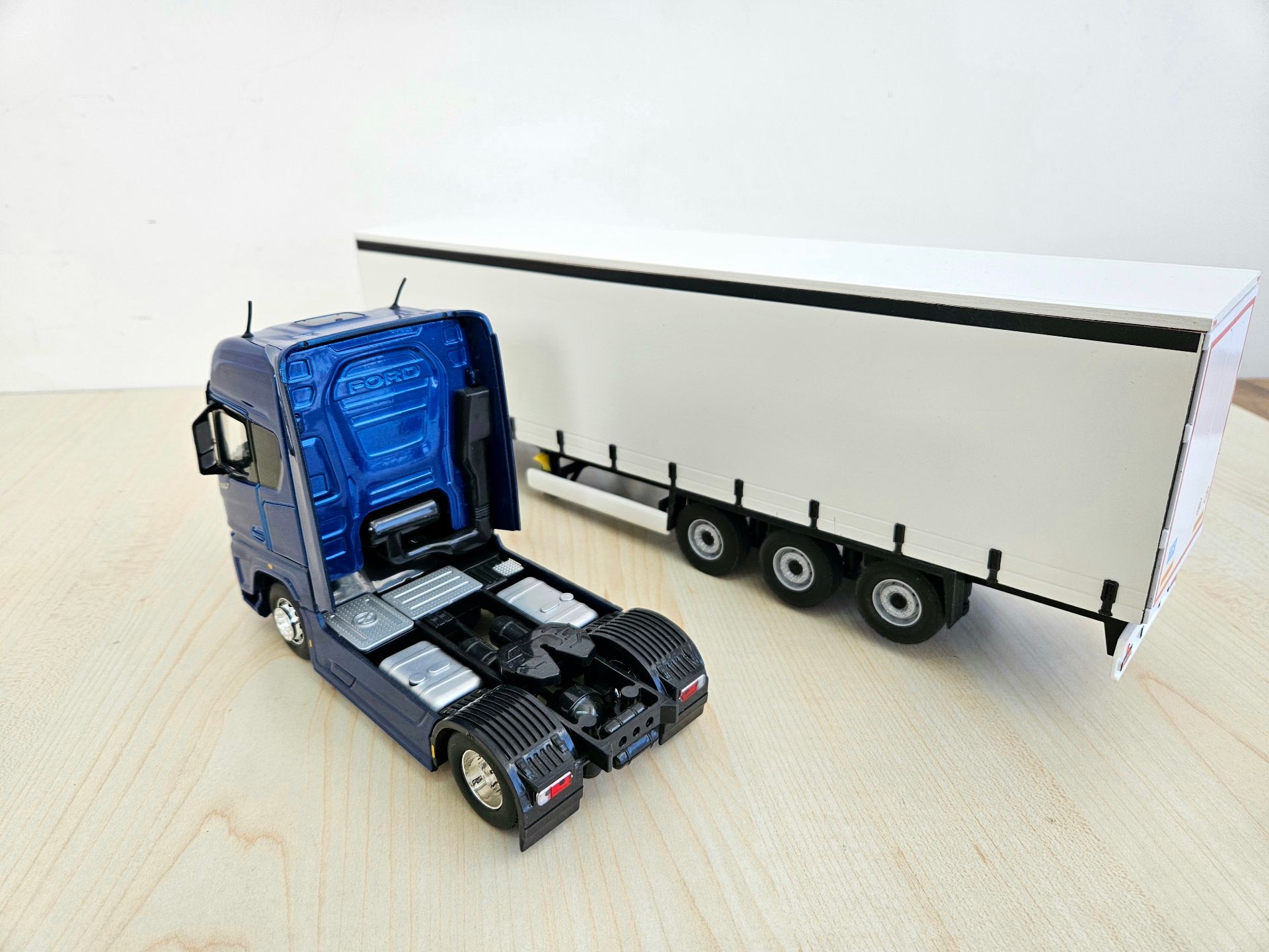 1/36 FORD F-MAX TENTE DORSELİ TIR MAKETİ