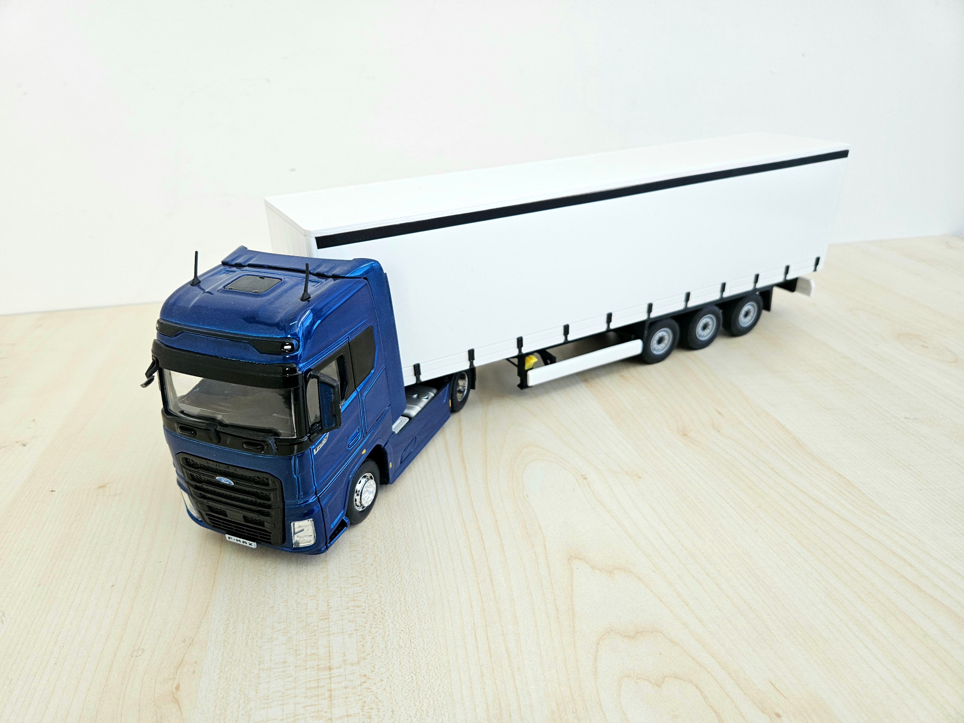 1/36 FORD F-MAX TENTE DORSELİ TIR MAKETİ