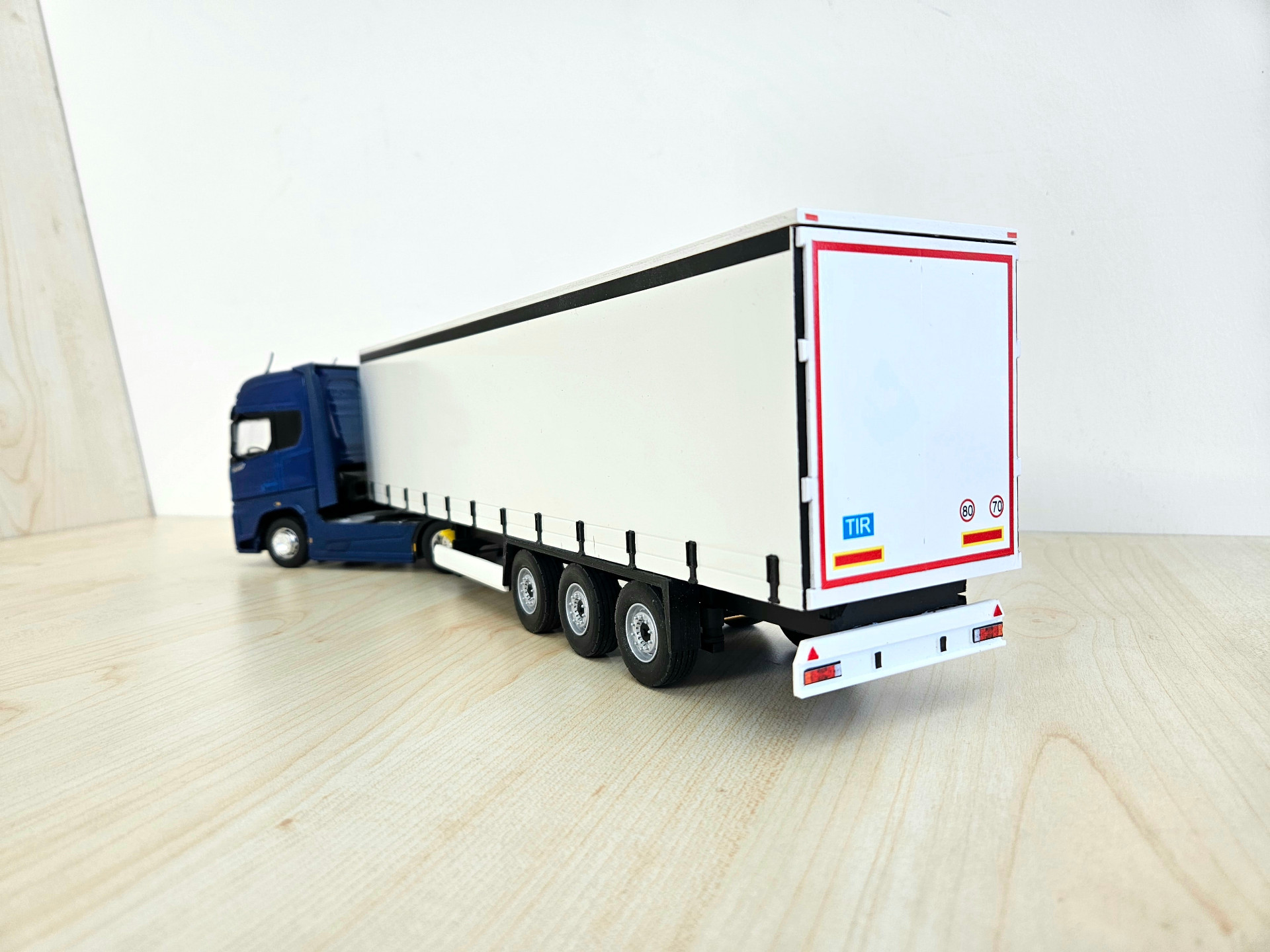 1/36 FORD F-MAX TENTE DORSELİ TIR MAKETİ